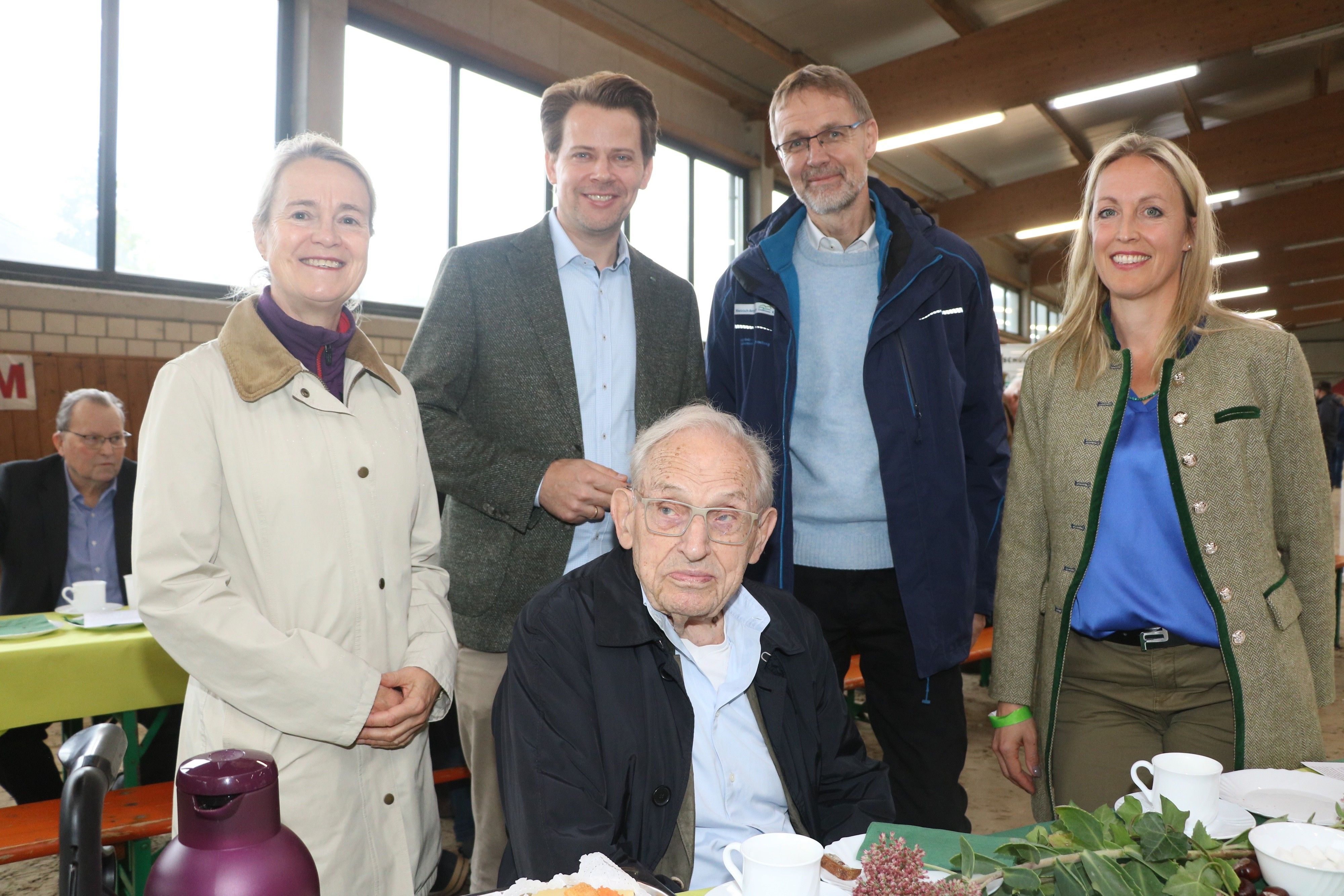 Dr. Günther Schlieker (Kreistierarzt a.D.) mit v. li. Aggi Thieme (Dezernatsleiterin II RBK), Arne von Boetticher (Landrat RBK), Dr. Thomas Mönig, Dr. Ines Tavernaro (Veterinäramt RBK)
