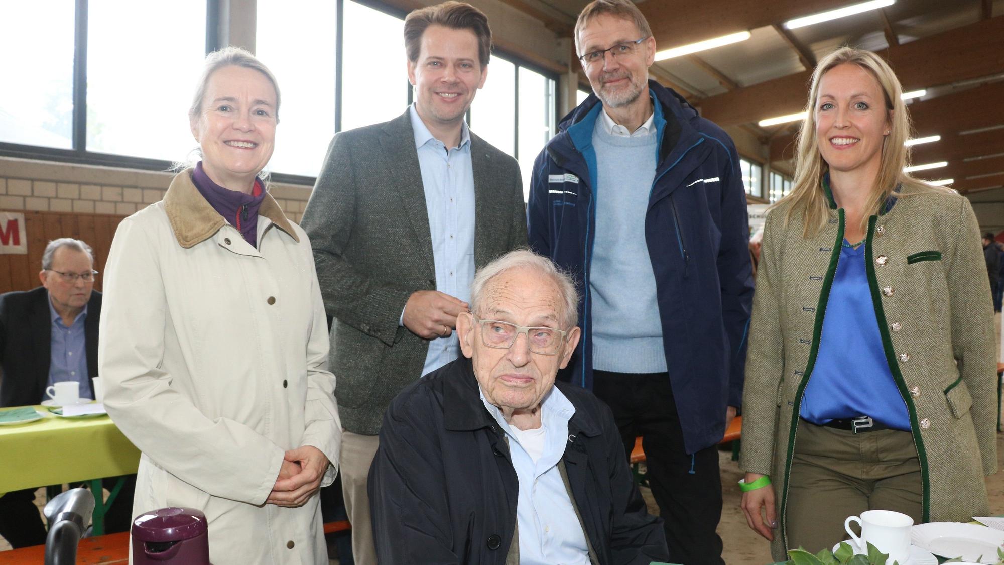 Dr. Günther Schlieker (Kreistierarzt a.D.) mit v. li. Aggi Thieme (Dezernatsleiterin II RBK), Arne von Boetticher (Landrat RBK), Dr. Thomas Mönig, Dr. Ines Tavernaro (Veterinäramt RBK)