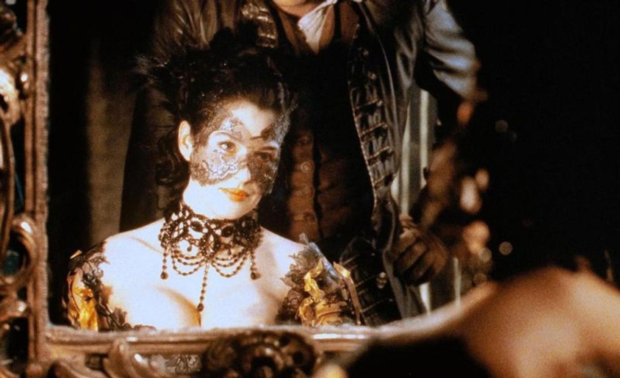 Die zwielichtige Schönheit Sylvia (Monica Bellucci) beginnt eine verhängnisvolle Affäre mit einem Wissenschaftler. (Bild: Studiocanal)