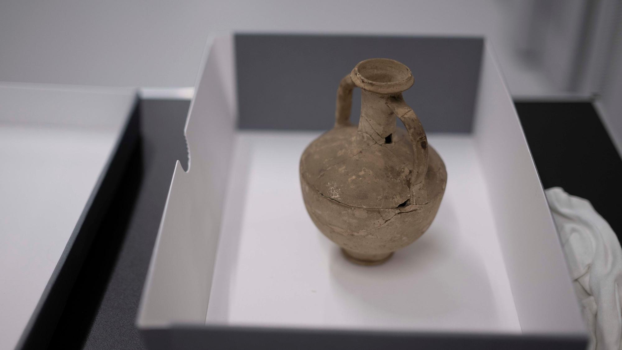 Das Bild zeigt die römische Vase, die im Bereich des Erftstadtions entdeckt worden ist.