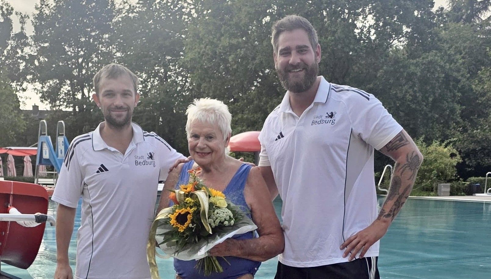 Maik Hensel (l.) und Sven Boving gratulierten Marlene Jepsen zu ihrem Dauerkarten-Jubiläum.