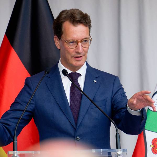 Hendrik Wüst (CDU), Ministerpräsident von Nordrhein-Westfalen, spricht bei einer Festveranstaltung zum 65. Jubiläum des Anwerbeabkommens mit der Türkei.
