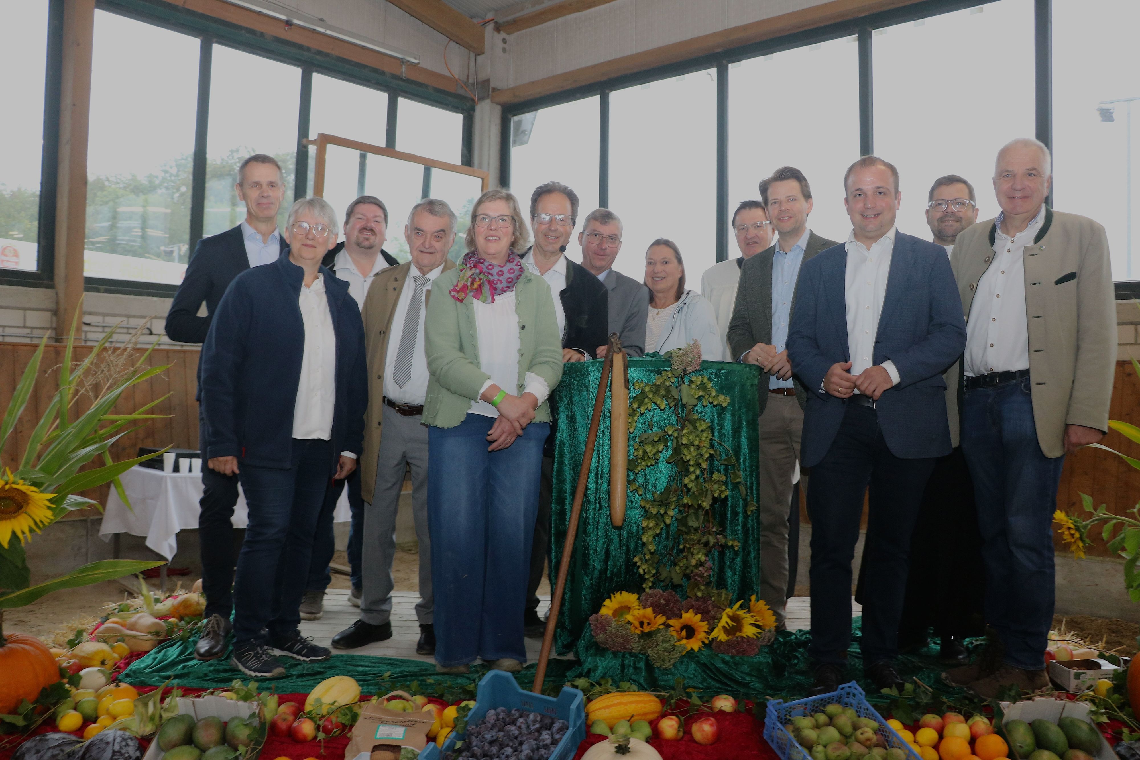 Gruppenfoto zur Eröffnung der Kreistierschau