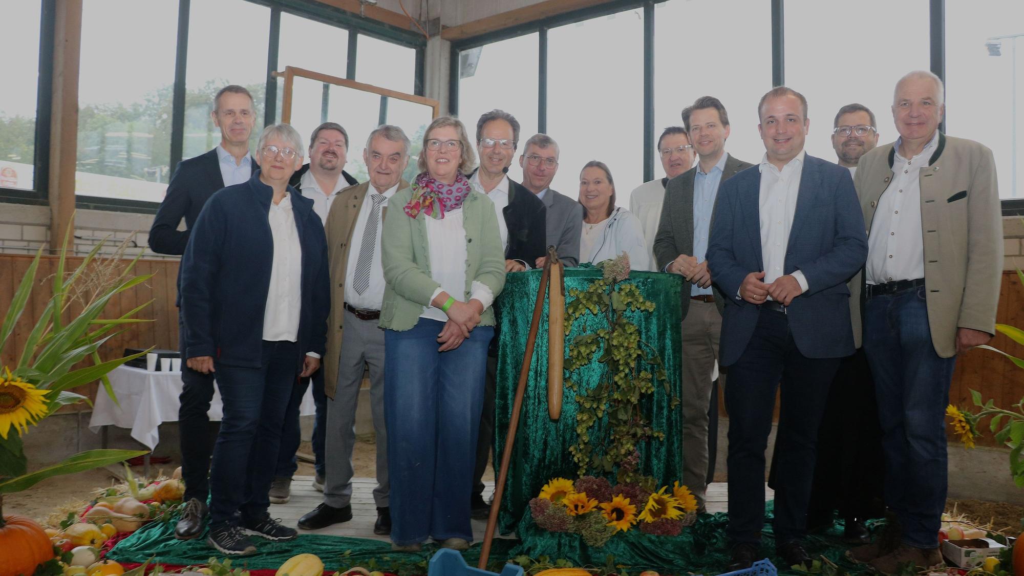 Gruppenfoto zur Eröffnung der Kreistierschau