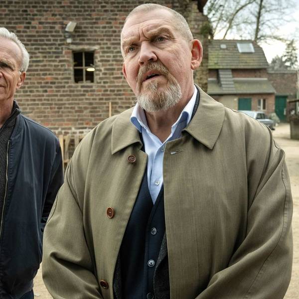 Dass es die Kölner Routiniers Ballauf (Klaus J. Behrendt, links) und Schenk (Dietmar Bär) in ihrem 96. Fall mal mit Preppern zu tun bekommen, hätten sie zu Beginn ihrer „Tatort“-Karriere 1997 auch nicht gedacht. (Bild: WDR/BAVARIA FICTION/Thomas Kost)