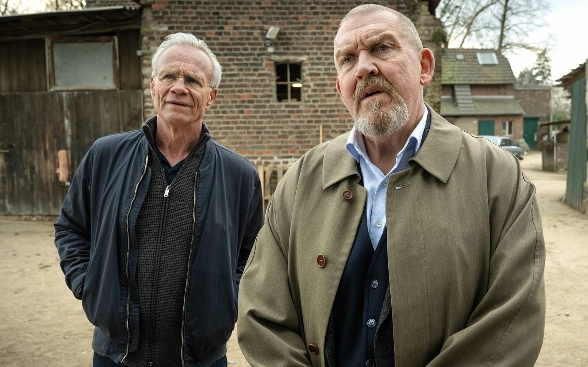 Dass es die Kölner Routiniers Ballauf (Klaus J. Behrendt, links) und Schenk (Dietmar Bär) in ihrem 96. Fall mal mit Preppern zu tun bekommen, hätten sie zu Beginn ihrer „Tatort“-Karriere 1997 auch nicht gedacht. (Bild: WDR/BAVARIA FICTION/Thomas Kost)