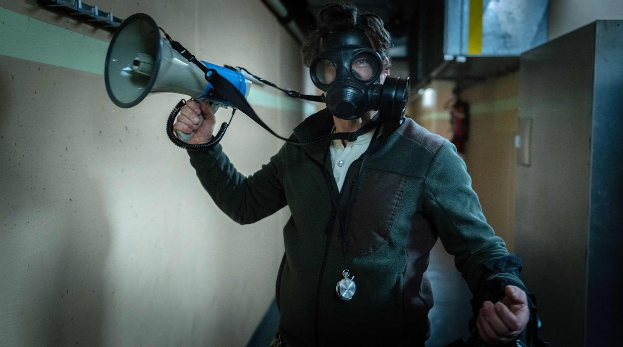 Survivaltrainer Moritz Zechmann (Florian Stetter) ruft eine neue Übung aus. (Bild: WDR/BAVARIA FICTION/Thomas Kost)