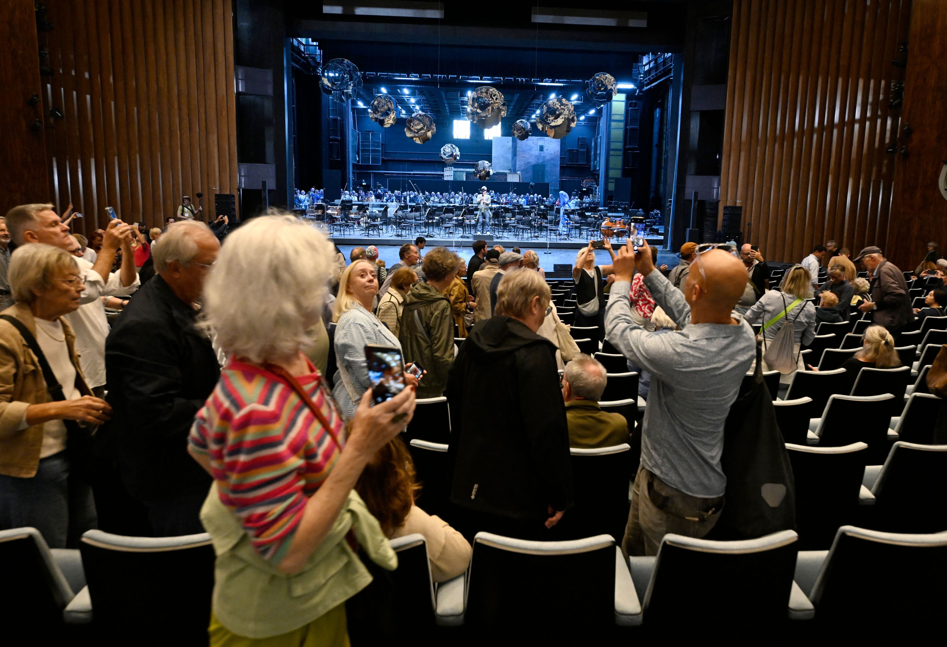 Zahlreiche Bürger machen sich ein Bild vom Opernsaal im fertig renovierten Opernhaus am Offenbachplatz um während eines Festes mit offener Tür einen Blick ins Innere werfen zu können.