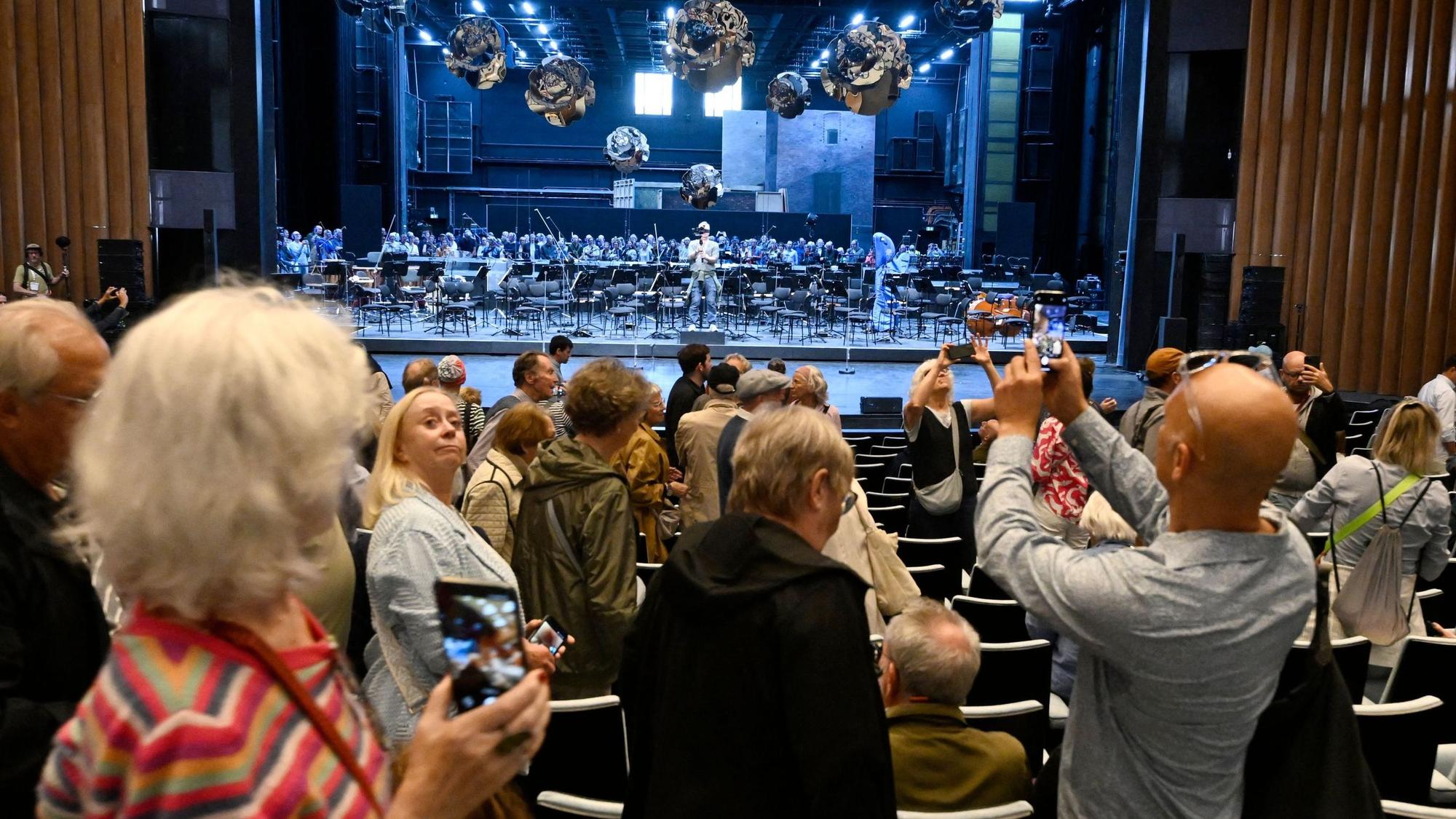 Zahlreiche Bürger machen sich ein Bild vom Opernsaal im fertig renovierten Opernhaus am Offenbachplatz um während eines Festes mit offener Tür einen Blick ins Innere werfen zu können.