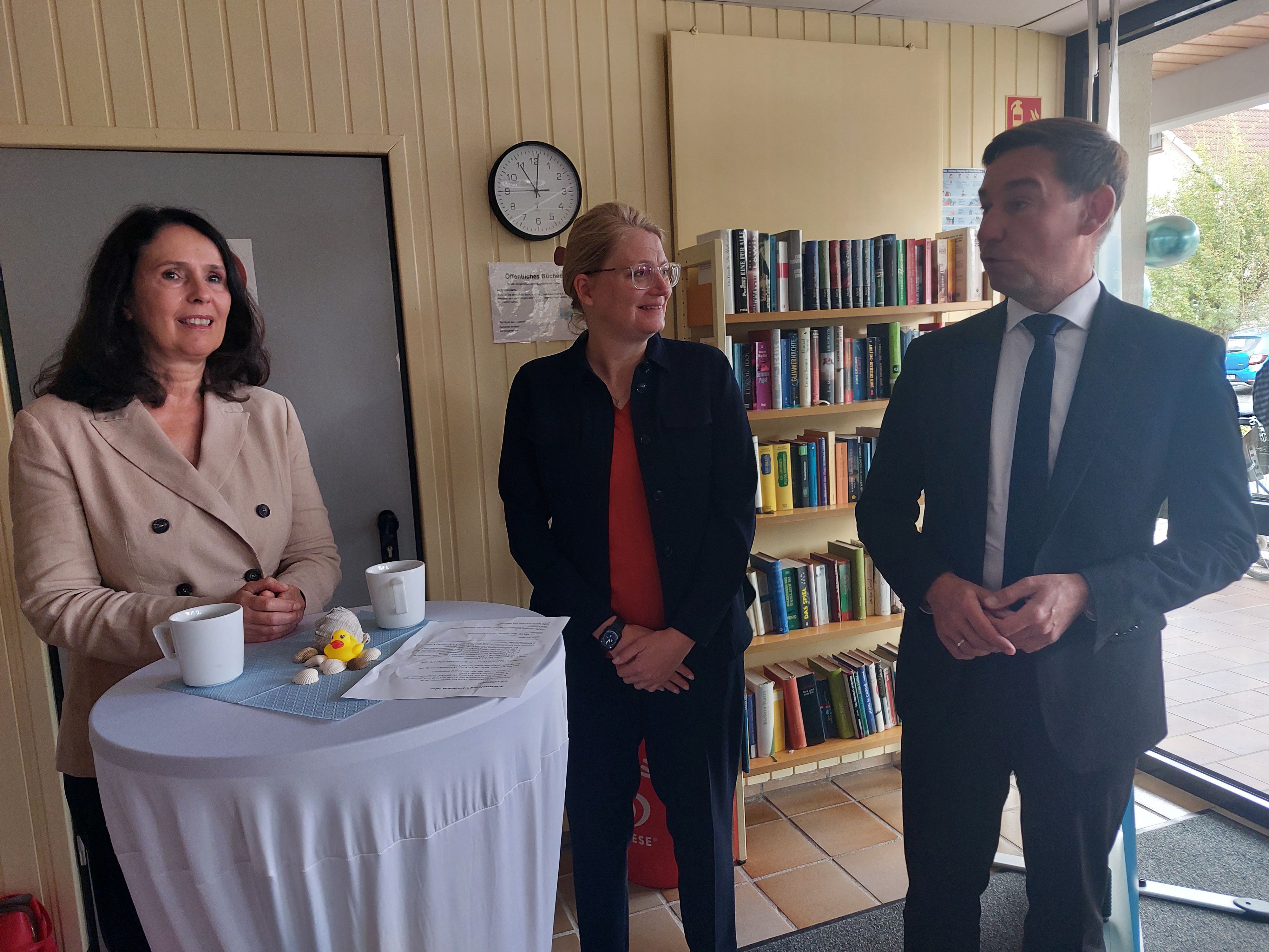 Die Bundestagsabgeordneten Elisabeth Winkelmeier-Becker und Sebastian Hartmann kamen zur Wiedereröffnung des Hallenbades in Windeck-Dattenfeld. In der Mitte Bürgermeisterin Alexandra Gauß.