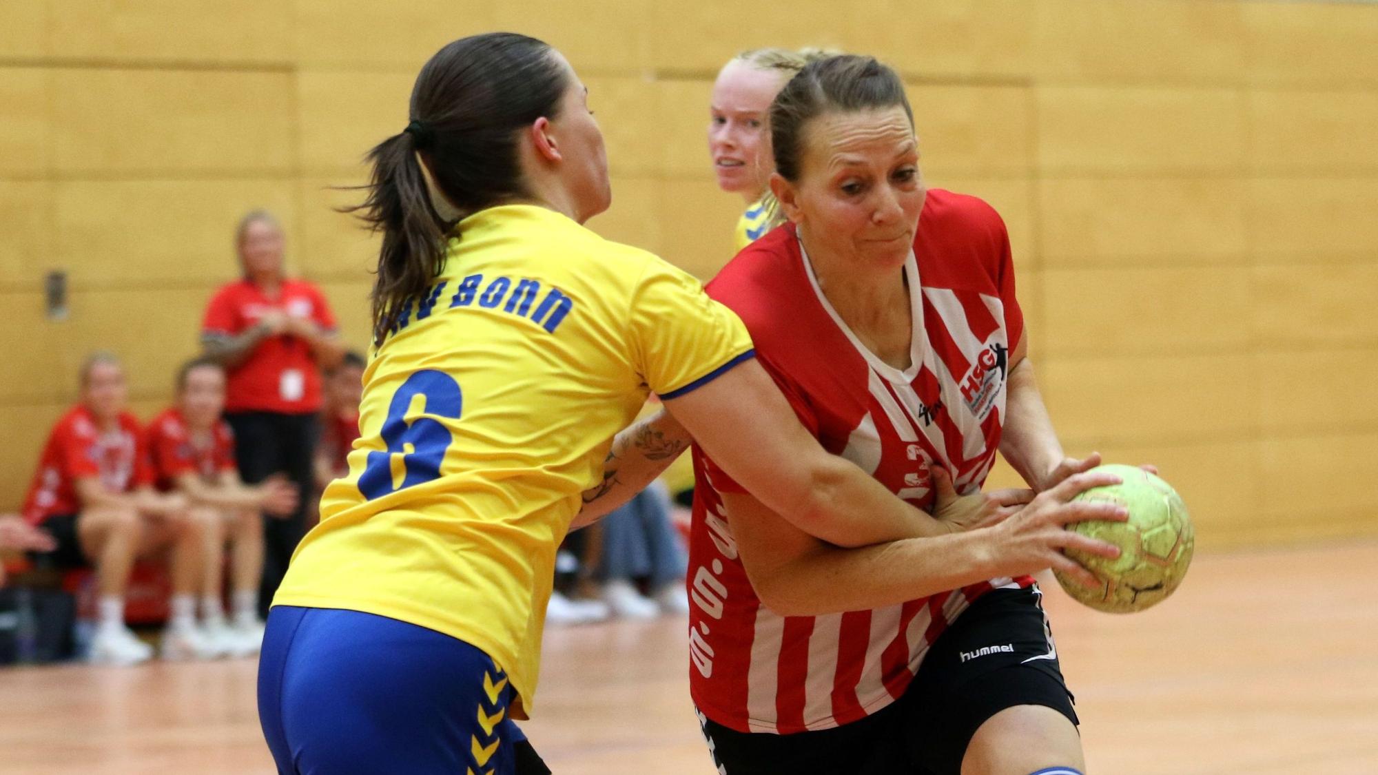 Anja Jensen versucht, mit dem Ball in der Hand, an der Gegenspieler vorbeizukommen, die nach der Euskirchener Spielerin greift.
