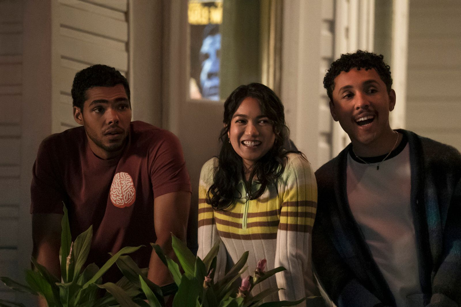 Jeremy (Nicholas Duvernay, links), Anh (Rachel Marsh) und Malcolm (Jaboukie Young-White) reagieren anfangs überrascht auf den neuen Partner ihrer Freundin.  (Bild: Amazon Prime Video)