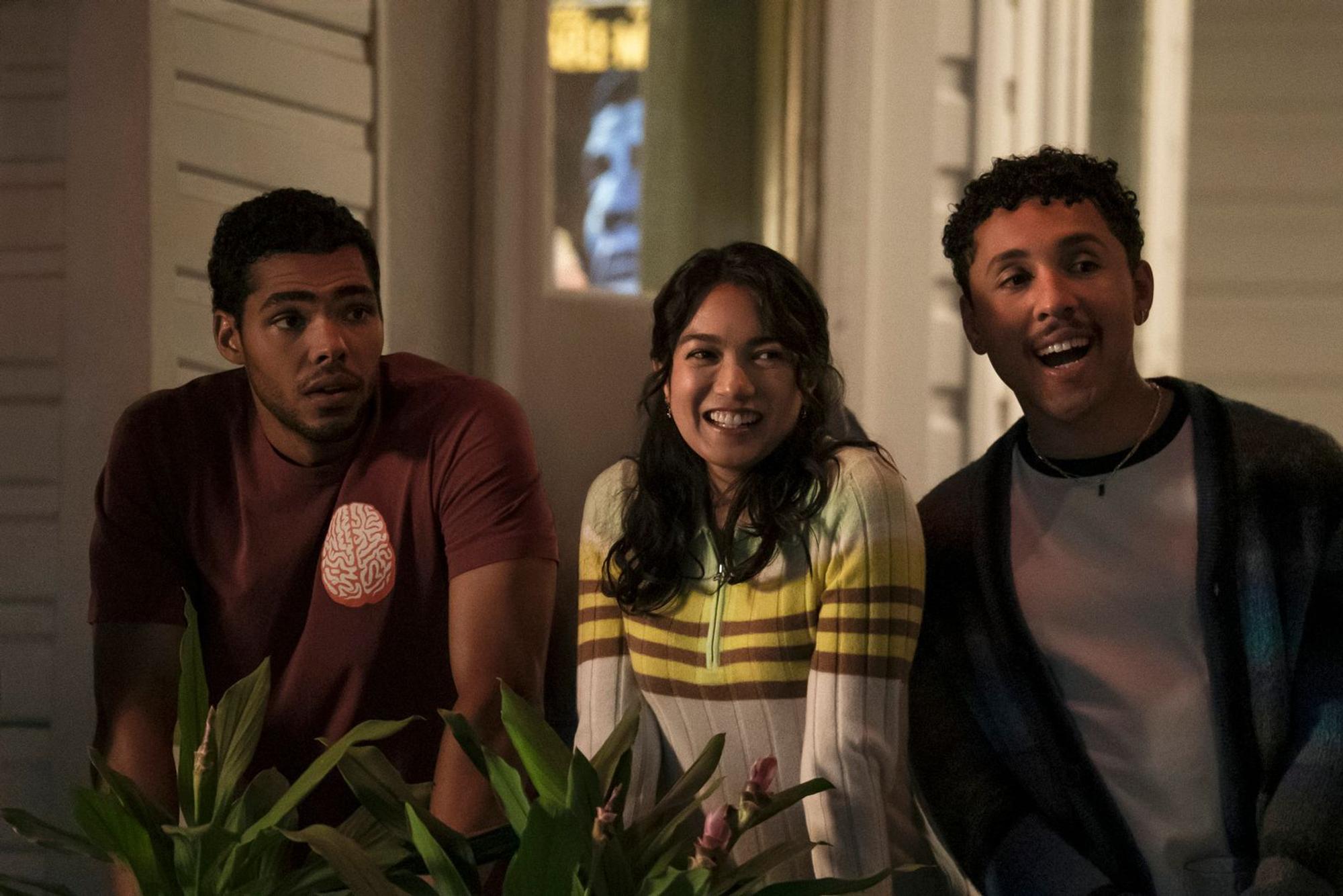 Jeremy (Nicholas Duvernay, links), Anh (Rachel Marsh) und Malcolm (Jaboukie Young-White) reagieren anfangs überrascht auf den neuen Partner ihrer Freundin. (Bild: Amazon Prime Video)