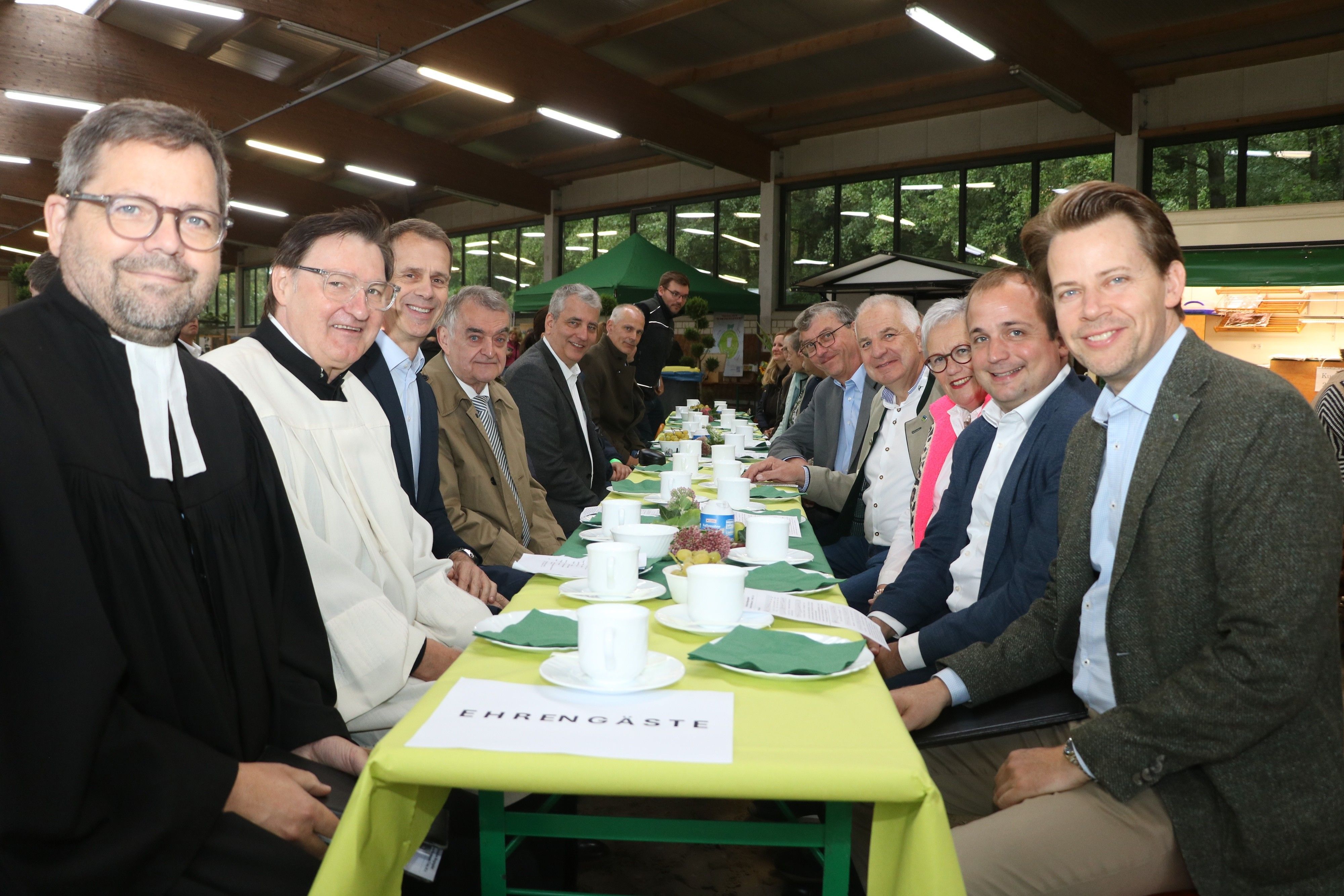 Thorsten Krall (Superintendent Evangelischer Kirchenkreises Köln-Rechtsrheinisch), Norbert Hörter (Kreisdekant), Dr. Martin Berges (Staatssekretär Ministerium für Landwirtschaft und Verbraucherschutz, NRW), Herbert Reul (Innenminister, NRW), Arne von Boetticher (Lendrt RBK), Martin Lucke (MdL, CDU). Rainer Deppe (Schutzgemeinschaft Deutscher Wald) mit Ehefrau Margret und weitere Ehrengäste
