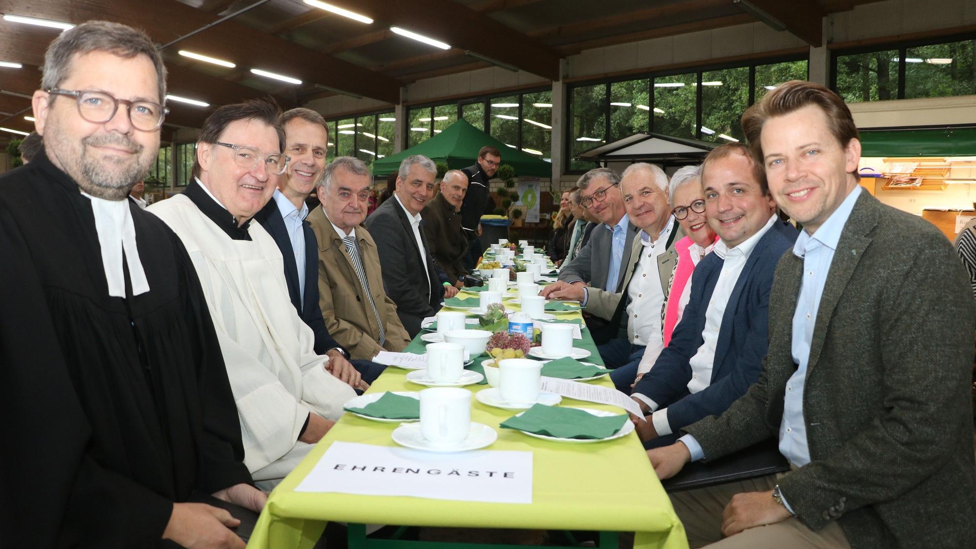 Thorsten Krall (Superintendent Evangelischer Kirchenkreises Köln-Rechtsrheinisch), Norbert Hörter (Kreisdekant), Dr. Martin Berges (Staatssekretär Ministerium für Landwirtschaft und Verbraucherschutz, NRW), Herbert Reul (Innenminister, NRW), Arne von Boetticher (Lendrt RBK), Martin Lucke (MdL, CDU). Rainer Deppe (Schutzgemeinschaft Deutscher Wald) mit Ehefrau Margret und weitere Ehrengäste