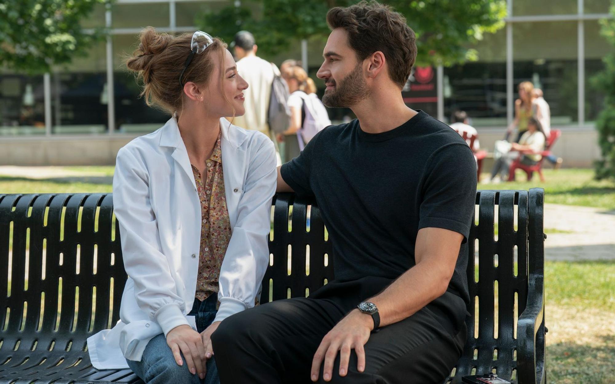 Alles nur Fake? Da sind sich Olive Smith (Lili Reinhart) und Professor Adam Carlsen (Tom Bateman) in der Bestseller-Verfilmung „Die theoretische Unwahrscheinlichkeit von Liebe“ irgendwann selbst nicht mehr so sicher. (Bild: Amazon Prime Video)