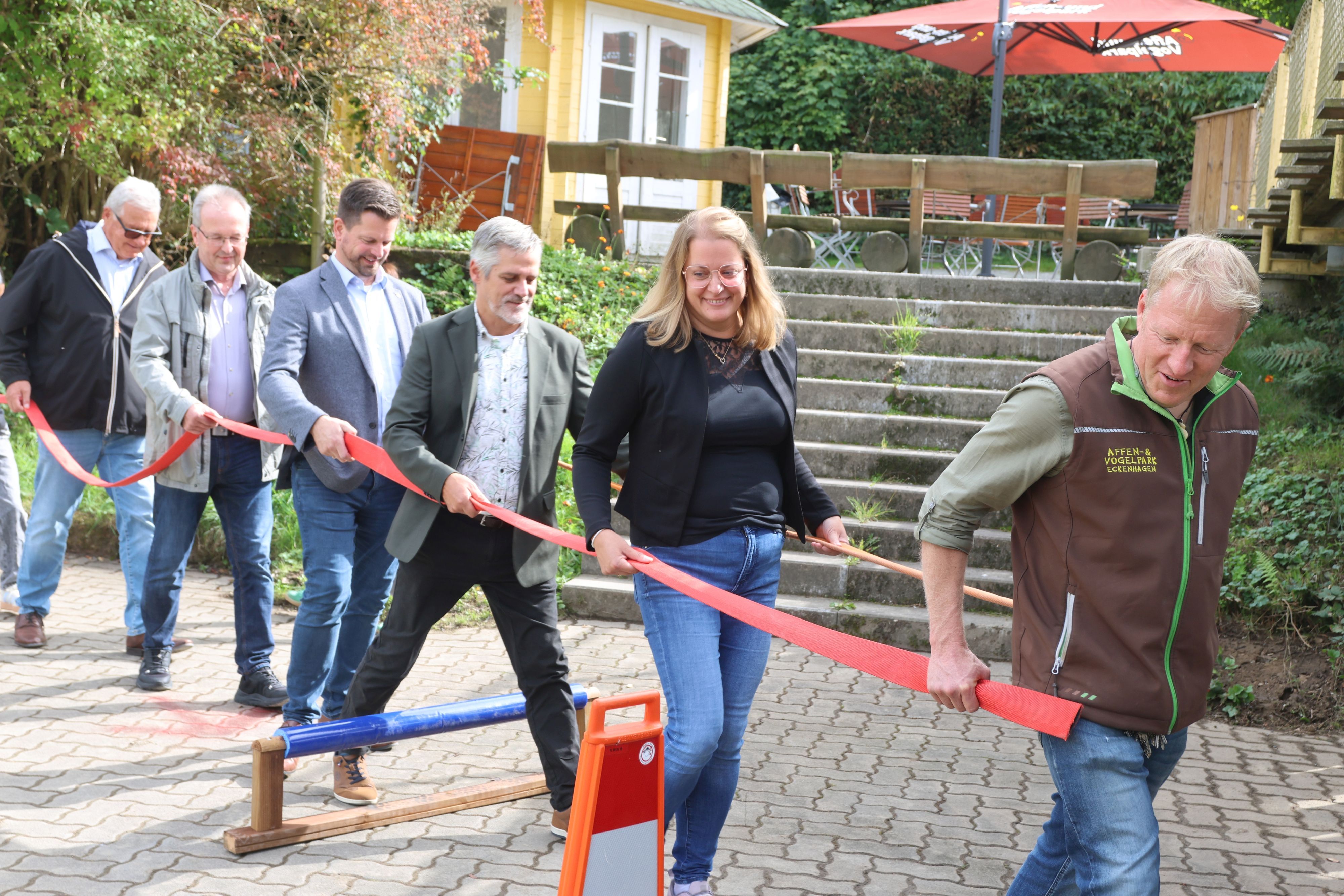 Harald Langusch (v.l.), Rüdiger Gennies, Jan Gutowski, Marc Zimmermann, Katja Wonneberger-Kühr und Ludger Schmidt versuchen sich als Tausendfüßler