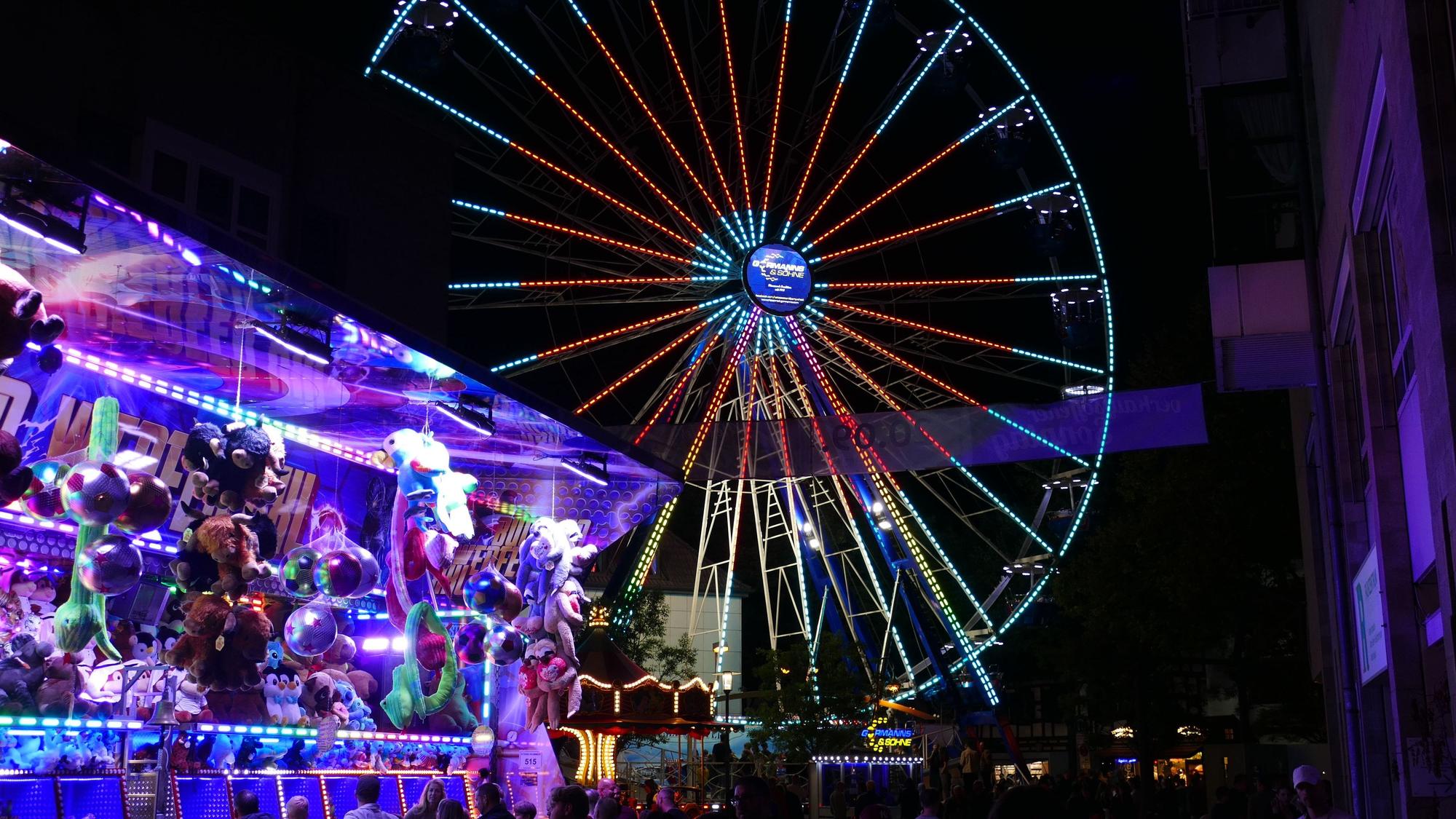 Bunt leuchtet das Riesenrad auf dem Stadtfest.