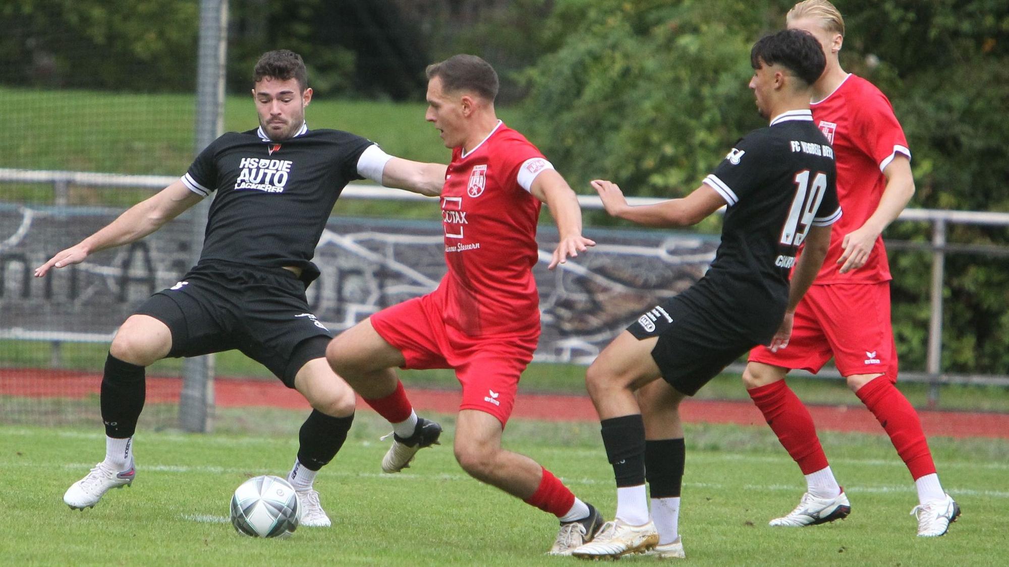 Der Hennefer Kapitän Ansgar Pflüger (am Ball) stemmt sich vergeblich gegen die drohende Niederlage.