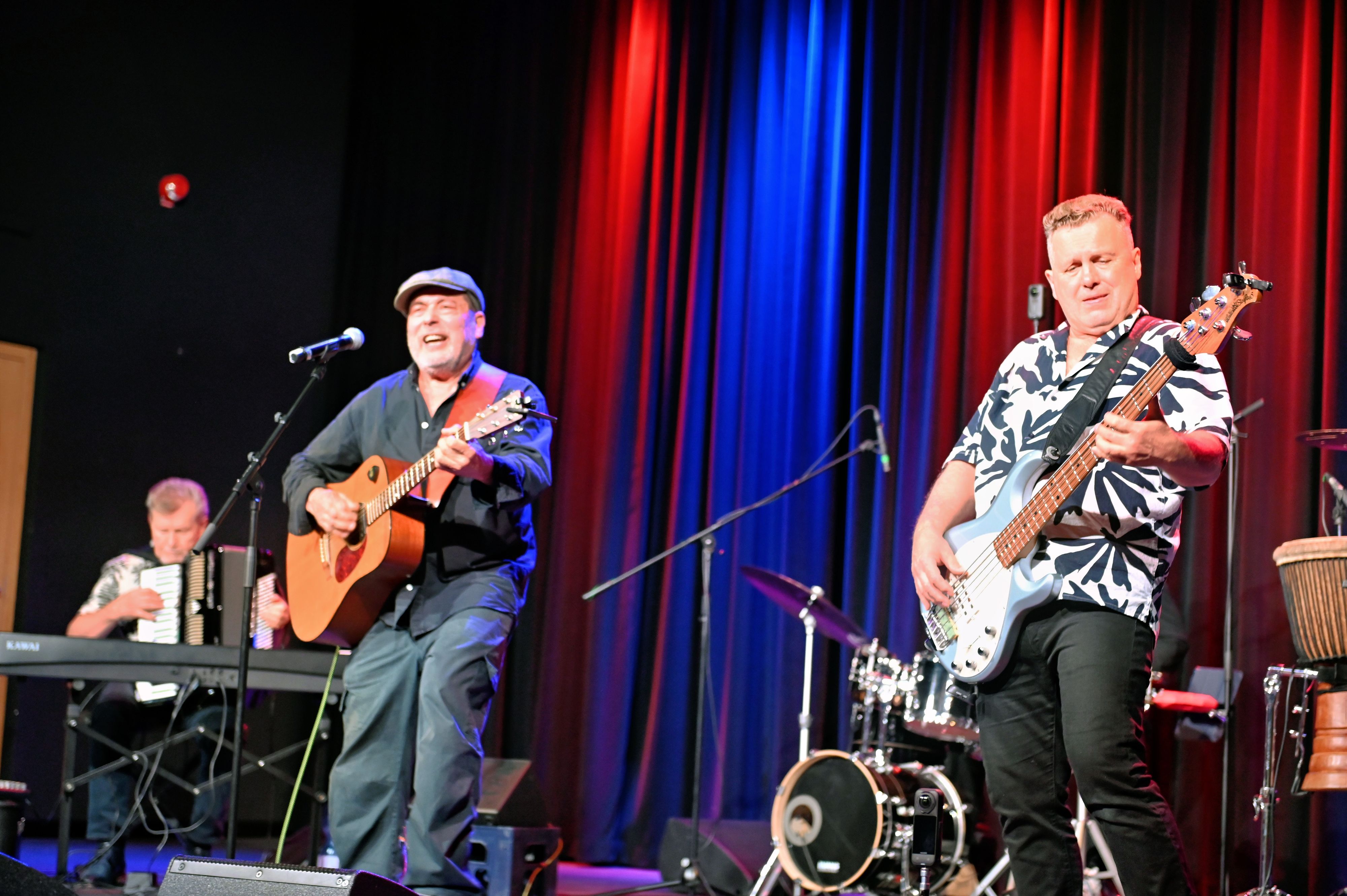 Die Band "Hopstopbanda" bei ihrem Auftritt in der Aula der Geschwister-Graf-Gesamtschule in Euskirchen.
