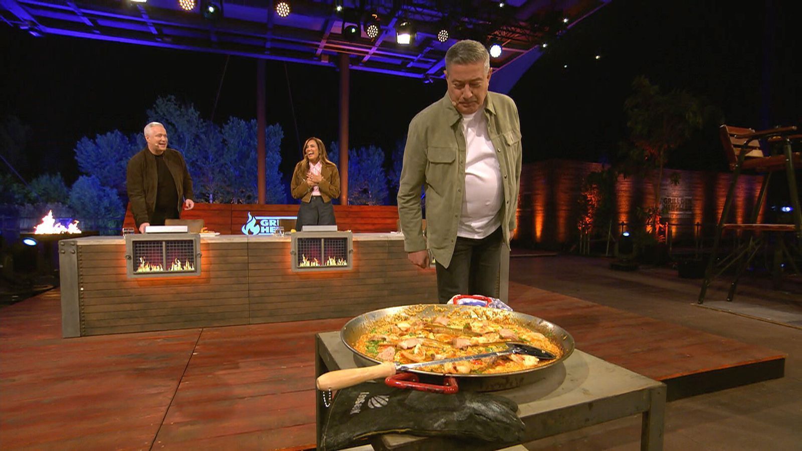 Gute Idee: Henssler servierte seine Paella in der großen Pfanne zur Selbstbedienung. Das kam bei Joachim Llambi gut an, die Paella dagegen weniger. (Bild: RTL)