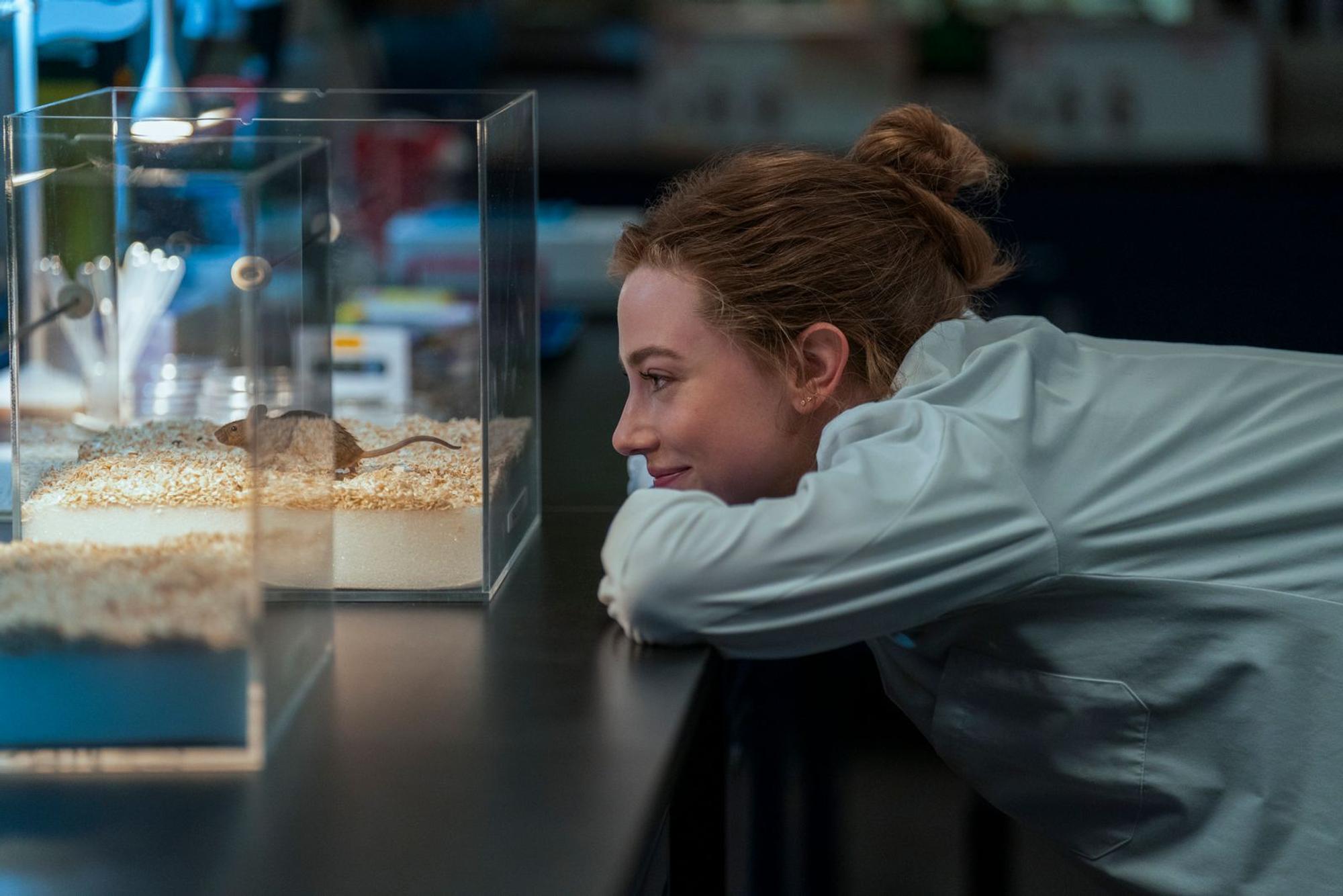 Olive Smith (Lili Reinhart) liebt die Wissenschaft, vor allem weil vieles so klaren Regeln folgt. (Bild: Amazon Prime Video)