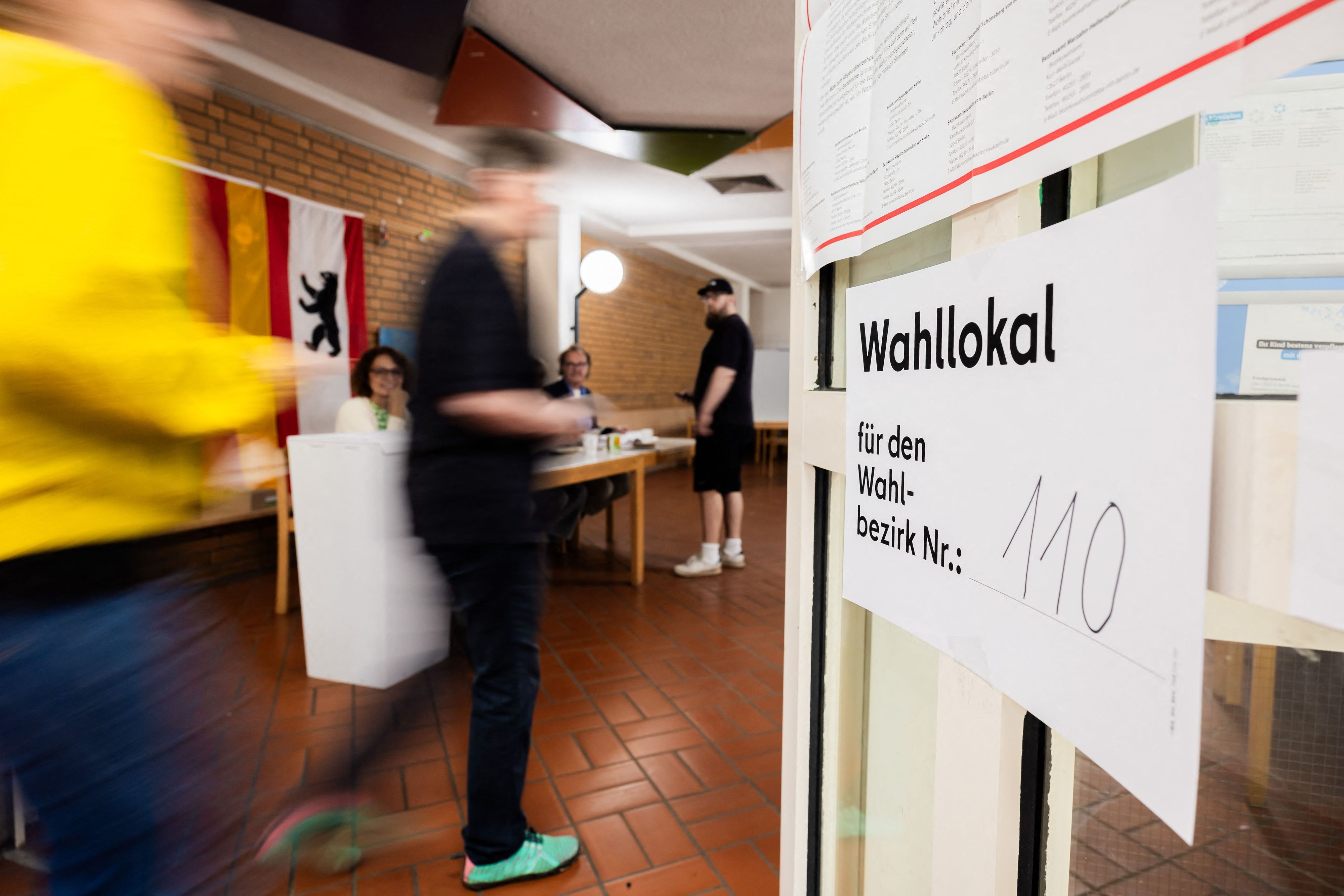 Menschen wählen im Wahllokal in der Werbellinsee-Grundschule in Tempelhof-Schöneberg.