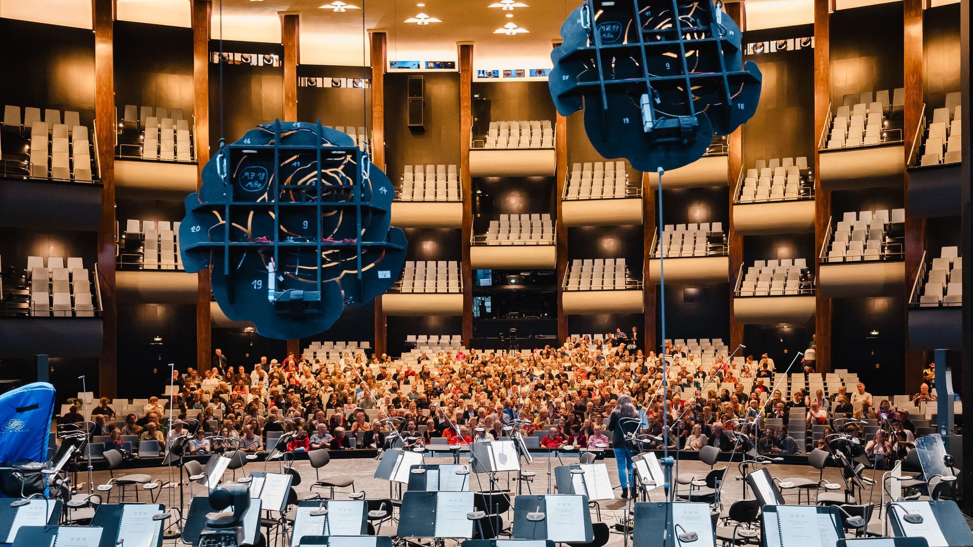 20260920, Köln: Kölner Oper und Schauspiel: Eröffnungsfest bei freiem Eintritt vor und in der Oper. Reportage über die Führung durch das Gebäude. Foto Costa Belibasakis