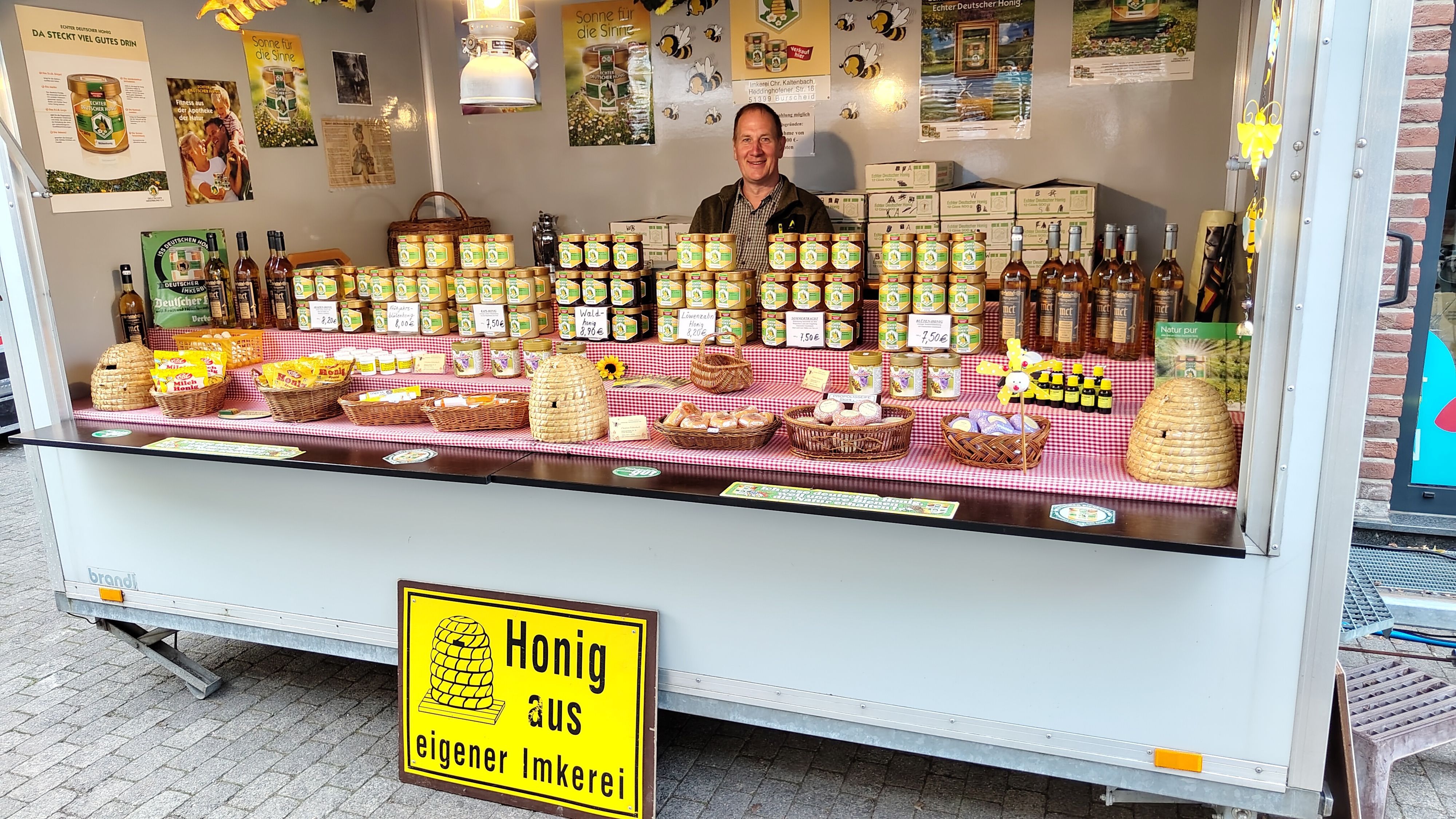 Stand eines Imkers mit verschiedenen Produkten seiner Bienenvölker
