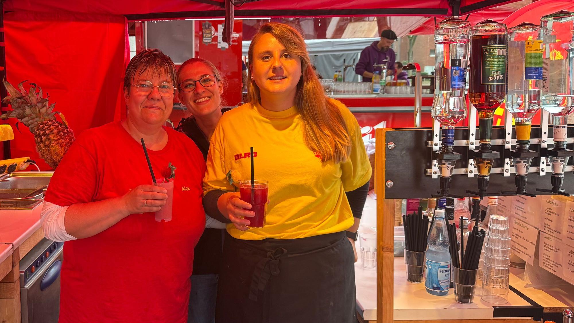 Alexandra Börner, Nicola Kordel und Alina Fiebrandt mit Cocktails