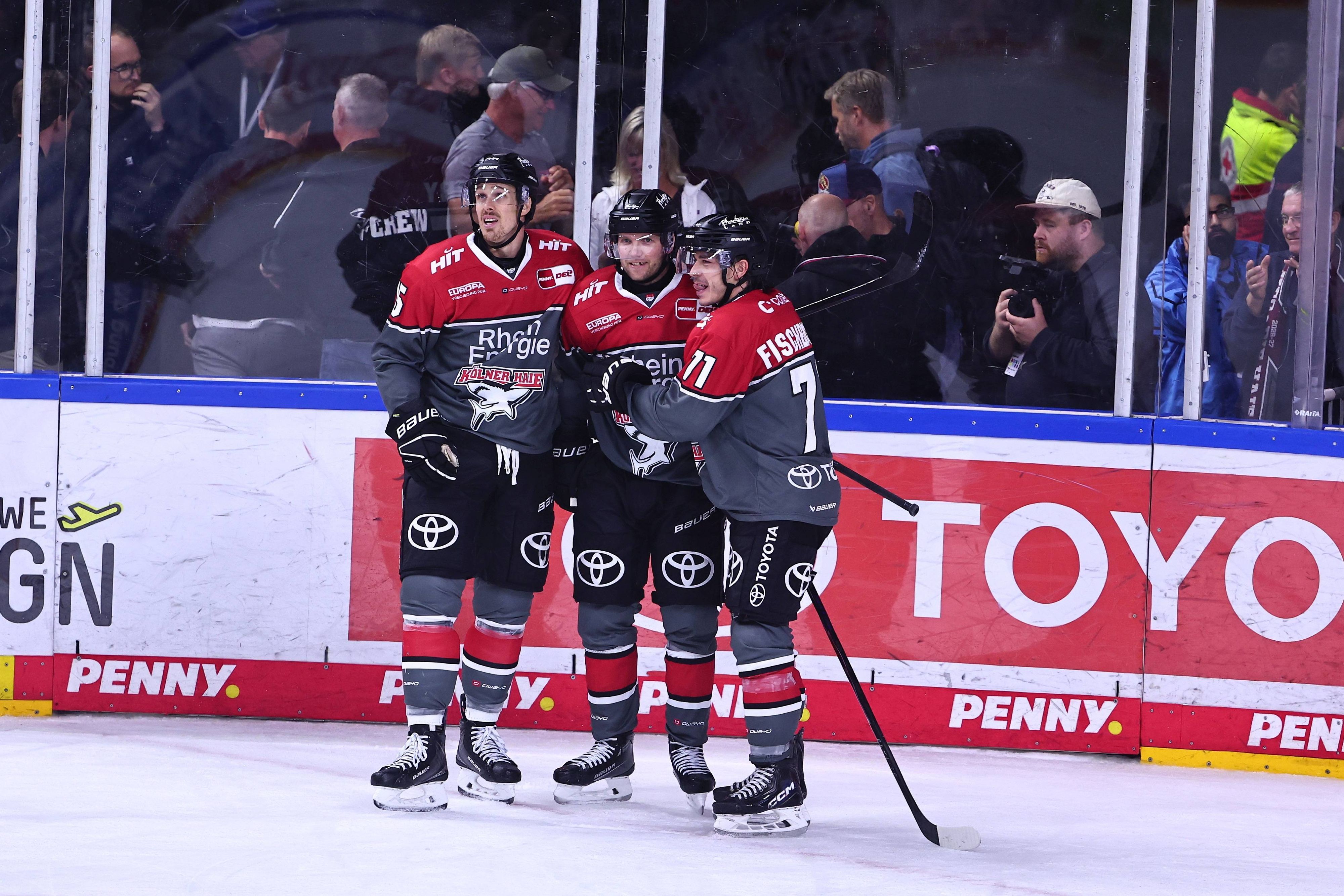 Louis-Marc Aubry Koelner Haie, 15, Valtteri Kemilaeinen Koelner Haie, 13 und Daniel Fischbuch Koelner Haie, 71, von links freuen sich ueber das Tor zum 4:3 durch Kemilaeinen GER, Kölner Haie vs Loewen Frankfurt, Eishockey, PENNY DEL, 2. Spieltag, Spielzeit 2026/2027, 20.09.2026 GER, Kölner Haie vs Loewen Frankfurt, Eishockey, PENNY DEL, 2. Spieltag, Spielzeit 2026/2027, 20.09.2026 Koeln *** Louis Marc Aubry Cologne Sharks, 15, Valtteri Kemilaeinen Cologne Sharks, 13, and Daniel Fischbuch Cologne Sharks, 71, from left to right, celebrate Kemilaeinens goal that made it 43 GER, Cologne Sharks vs. Frankfurt Lions, ice hockey, PENNY DEL, Matchday 2, 20262027 season, September 20, 2026 GER, Kölner Haie vs. Löwen Frankfurt, Ice Hockey, PENNY DEL, Matchday 2, 20262027 season, September 20, 2026, Cologne Copyright: xEibner-Pressefoto/RenexWeissx EP_RWS