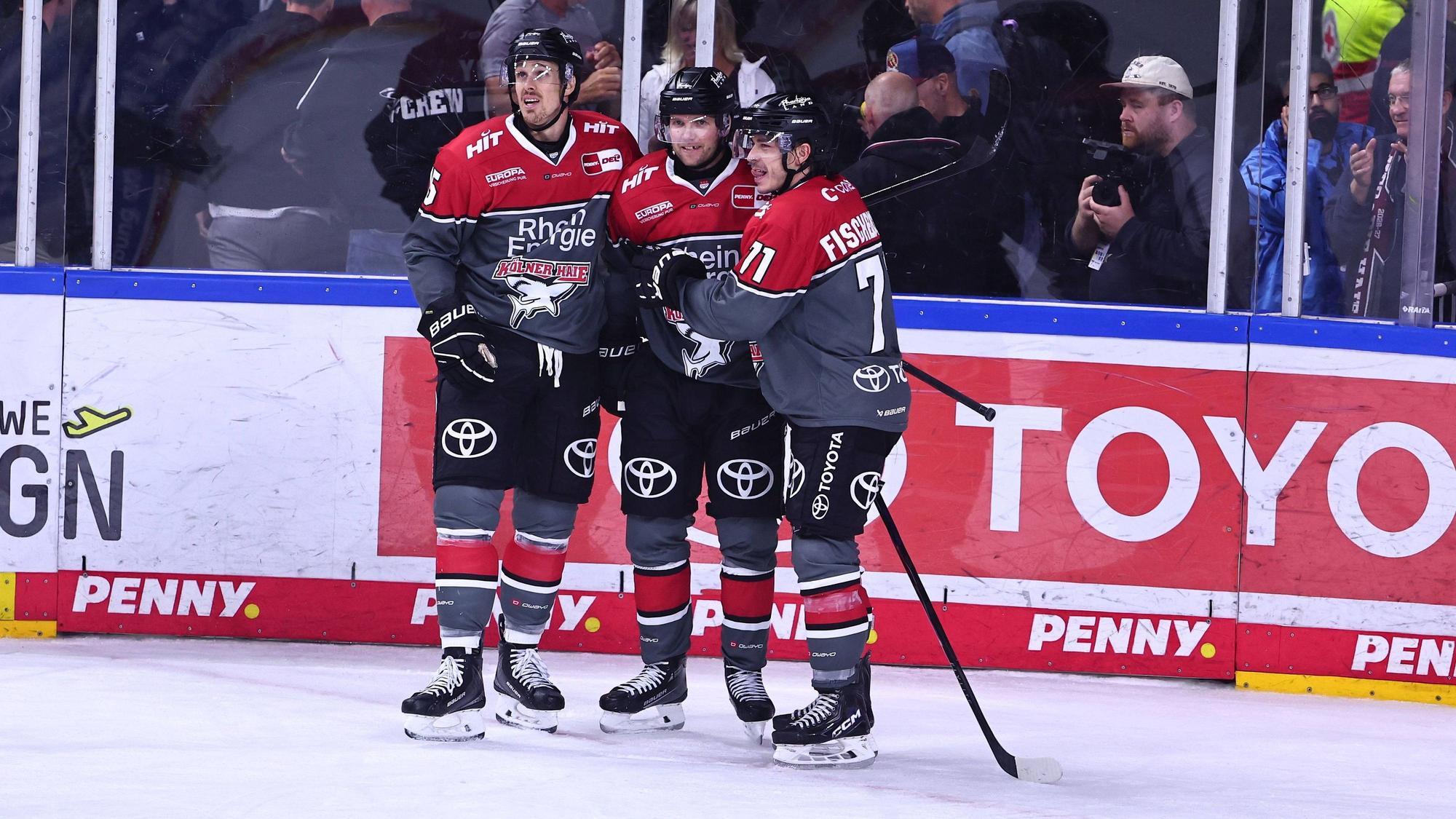 Louis-Marc Aubry Koelner Haie, 15, Valtteri Kemilaeinen Koelner Haie, 13 und Daniel Fischbuch Koelner Haie, 71, von links freuen sich ueber das Tor zum 4:3 durch Kemilaeinen GER, Kölner Haie vs Loewen Frankfurt, Eishockey, PENNY DEL, 2. Spieltag, Spielzeit 2026/2027, 20.09.2026 GER, Kölner Haie vs Loewen Frankfurt, Eishockey, PENNY DEL, 2. Spieltag, Spielzeit 2026/2027, 20.09.2026 Koeln *** Louis Marc Aubry Cologne Sharks, 15, Valtteri Kemilaeinen Cologne Sharks, 13, and Daniel Fischbuch Cologne Sharks, 71, from left to right, celebrate Kemilaeinens goal that made it 43 GER, Cologne Sharks vs. Frankfurt Lions, ice hockey, PENNY DEL, Matchday 2, 20262027 season, September 20, 2026 GER, Kölner Haie vs. Löwen Frankfurt, Ice Hockey, PENNY DEL, Matchday 2, 20262027 season, September 20, 2026, Cologne Copyright: xEibner-Pressefoto/RenexWeissx EP_RWS