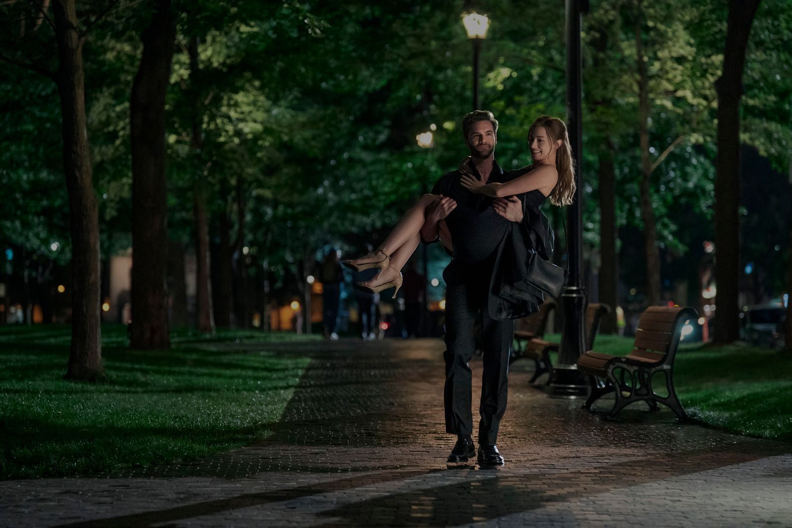 Je länger ihre vorgetäuschte Beziehung dauert, umso mehr echte Gefühle entwickeln Adam Carlsen (Tom Bateman) und Olive Smith (Lili Reinhart) füreinander.  (Bild: Amazon Prime Video)