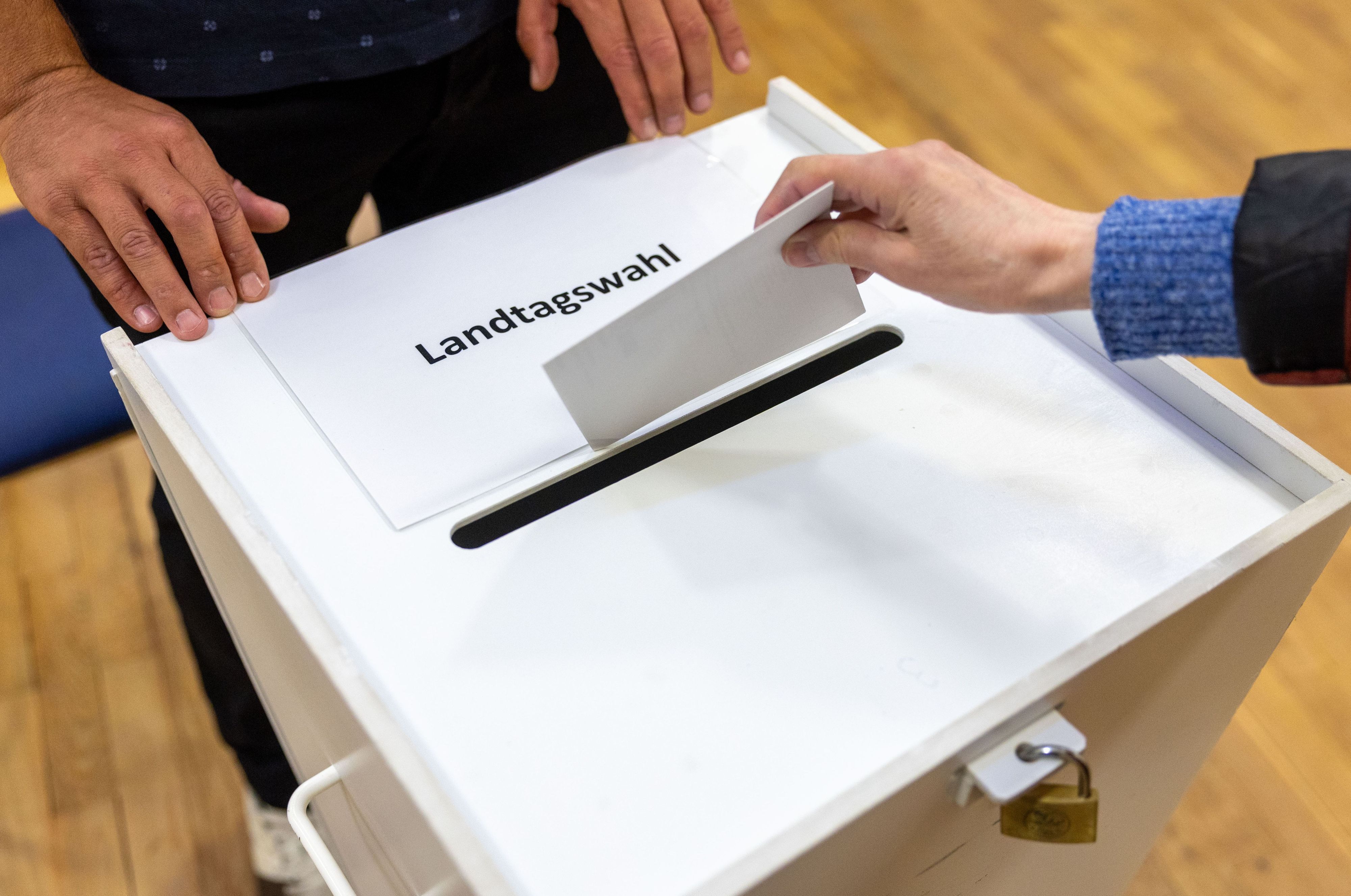 20.09.2026, Mecklenburg-Vorpommern, Schwerin: Eine Wählerin steckt ihren Stimmzettel für die Landtagswahl in Mecklenburg-Vorpommern in die Wahlurne. Die Landtagswahl in Mecklenburg-Vorpommern findet am 20.09.2026 statt. (zu dpa: «Wahl in MV: Höhere Wahlbeteiligung als 2021 zeichnet sich ab») Foto: Jens Büttner/dpa +++ dpa-Bildfunk +++