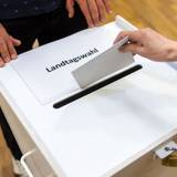 20.09.2026, Mecklenburg-Vorpommern, Schwerin: Eine Wählerin steckt ihren Stimmzettel für die Landtagswahl in Mecklenburg-Vorpommern in die Wahlurne. Die Landtagswahl in Mecklenburg-Vorpommern findet am 20.09.2026 statt. (zu dpa: «Wahl in MV: Höhere Wahlbeteiligung als 2021 zeichnet sich ab») Foto: Jens Büttner/dpa +++ dpa-Bildfunk +++