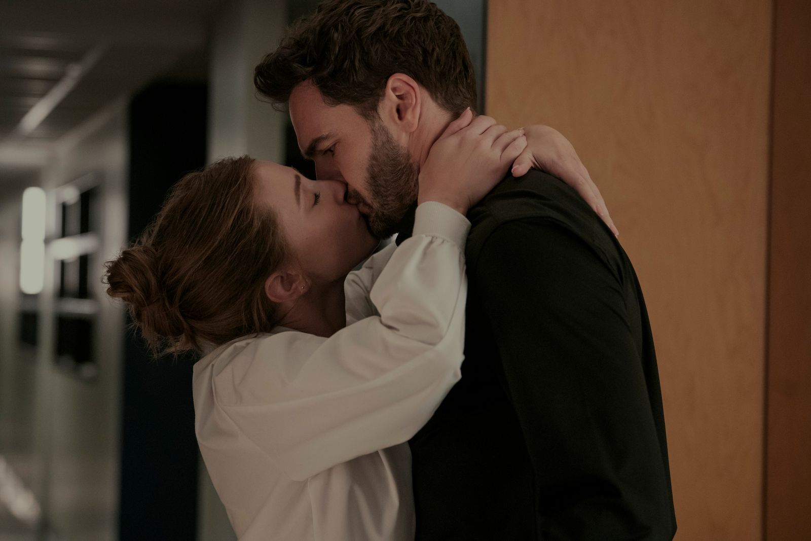 Mit einem überraschenden Kuss beginnt für Olive Smith (Lili Reinhart) und Professor Adam Carlsen (Tom Bateman) eine unberechenbare Zeit.  (Bild: Amazon Prime Video)