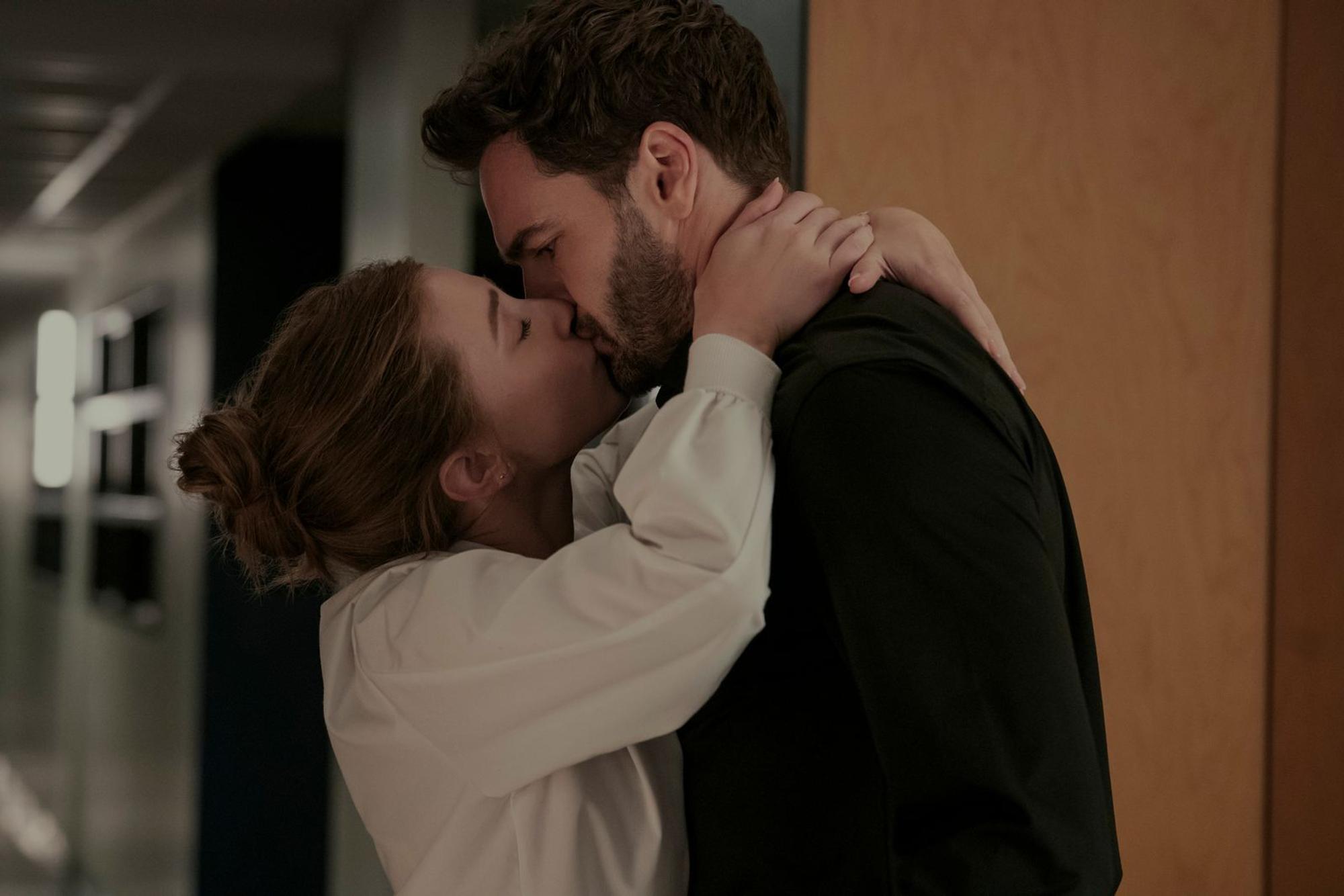 Mit einem überraschenden Kuss beginnt für Olive Smith (Lili Reinhart) und Professor Adam Carlsen (Tom Bateman) eine unberechenbare Zeit. (Bild: Amazon Prime Video)