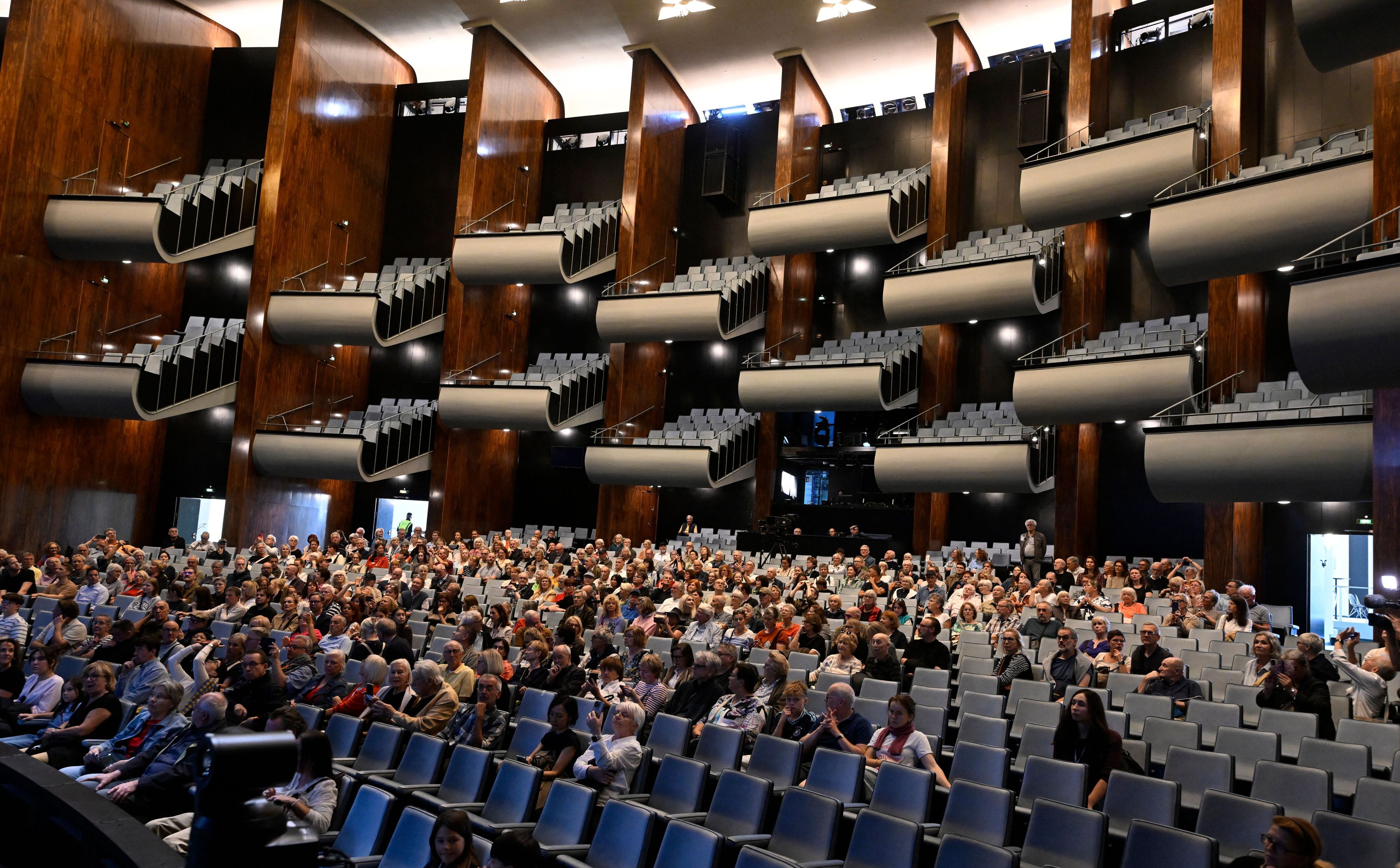 Zahlreiche Bürger machen sich ein Bild vom Opernsaal im fertig renovierten Opernhaus am Offenbachplatz.