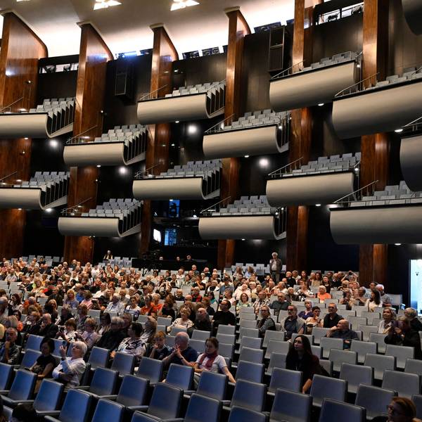 Zahlreiche Bürger machen sich ein Bild vom Opernsaal im fertig renovierten Opernhaus am Offenbachplatz.