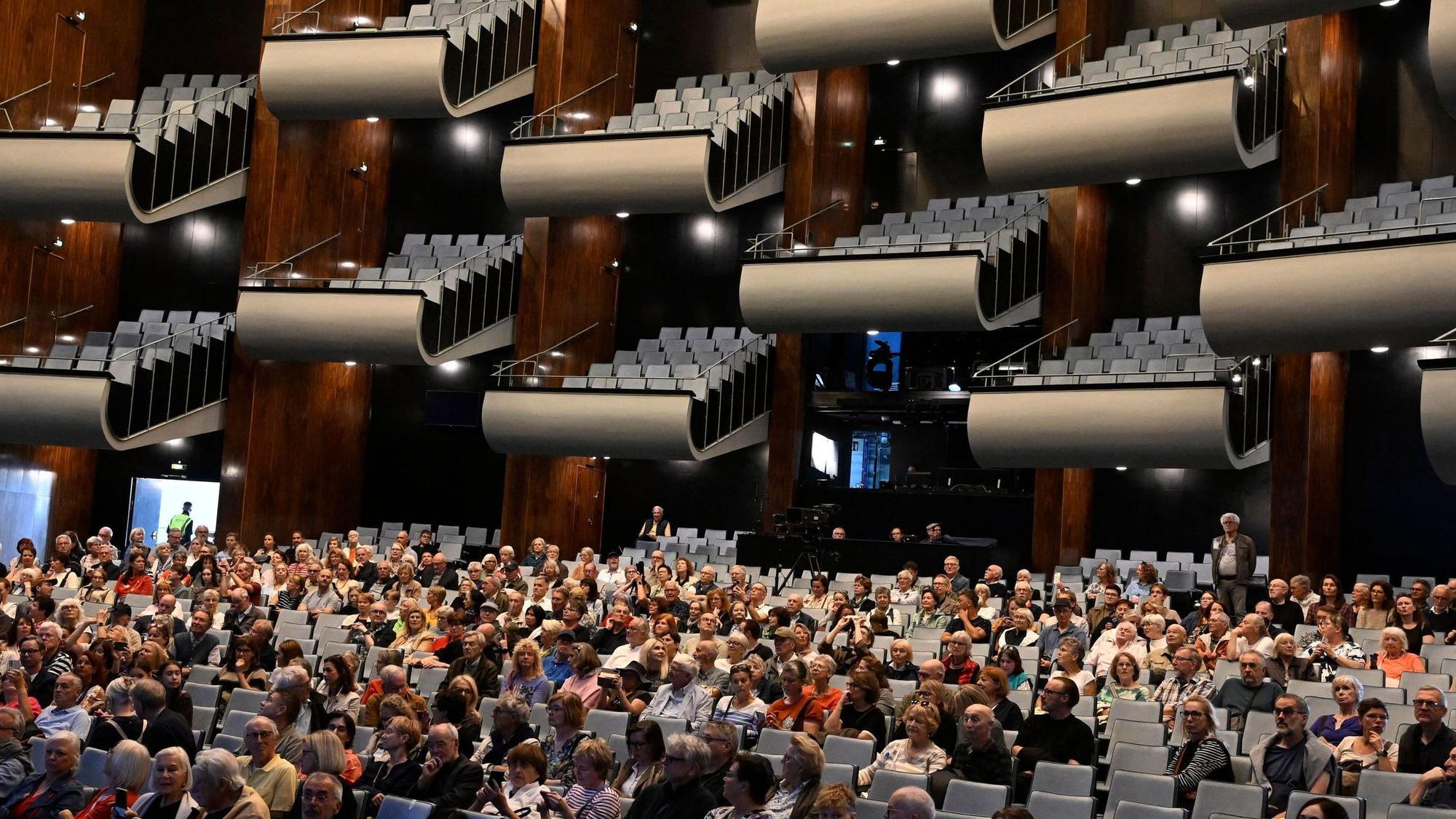 Zahlreiche Bürger machen sich ein Bild vom Opernsaal im fertig renovierten Opernhaus am Offenbachplatz.