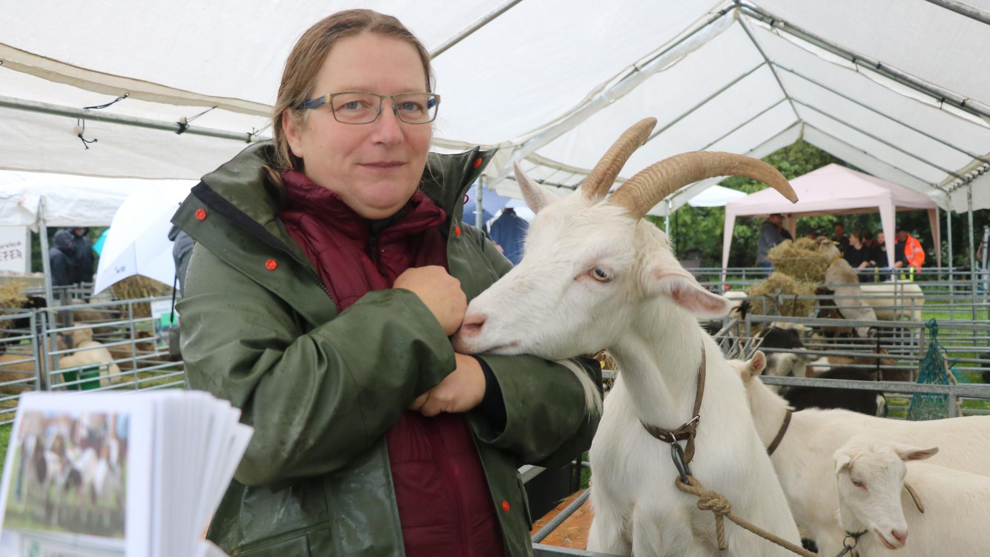 Silke Junick mit Deutscher Edelziege