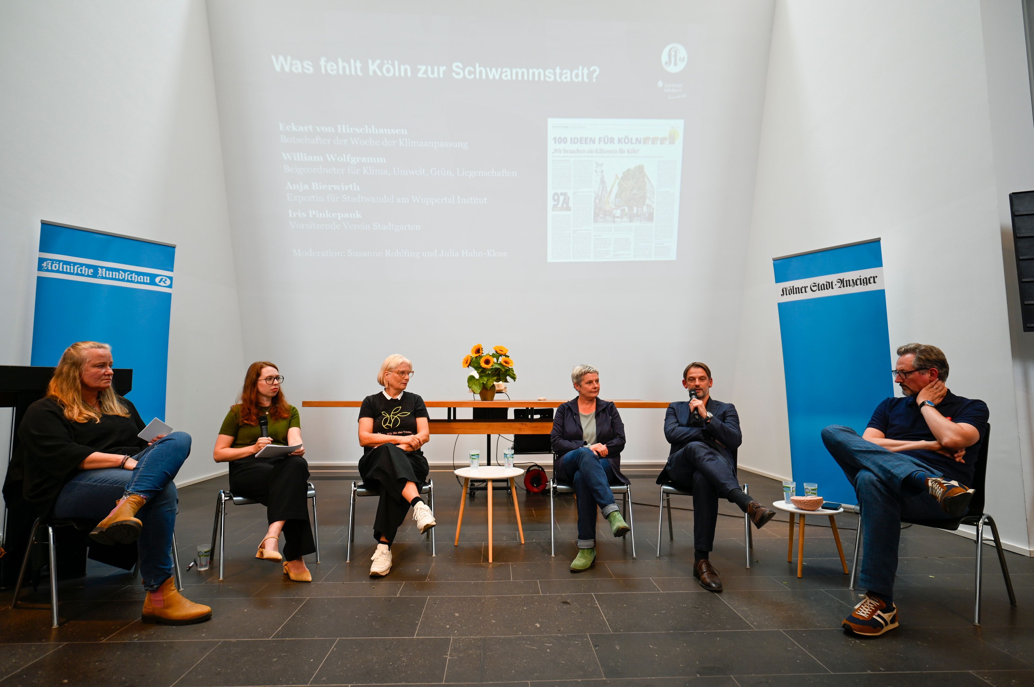 Auf dem Podium v.r.: Eckart von Hirschhausen (Arzt, Moderator und Wissenschaftsjournalist), William Wolfgramm (Kölns Umweltdezernent), Anja Bierwirth (Leiterin des Forschungsbereichs Stadtwandel am Wuppertal Institut) und Iris Pinkepank (Vorsitzende des Stadtgarten-Vereins) sowie die beiden Moderatorinnen.