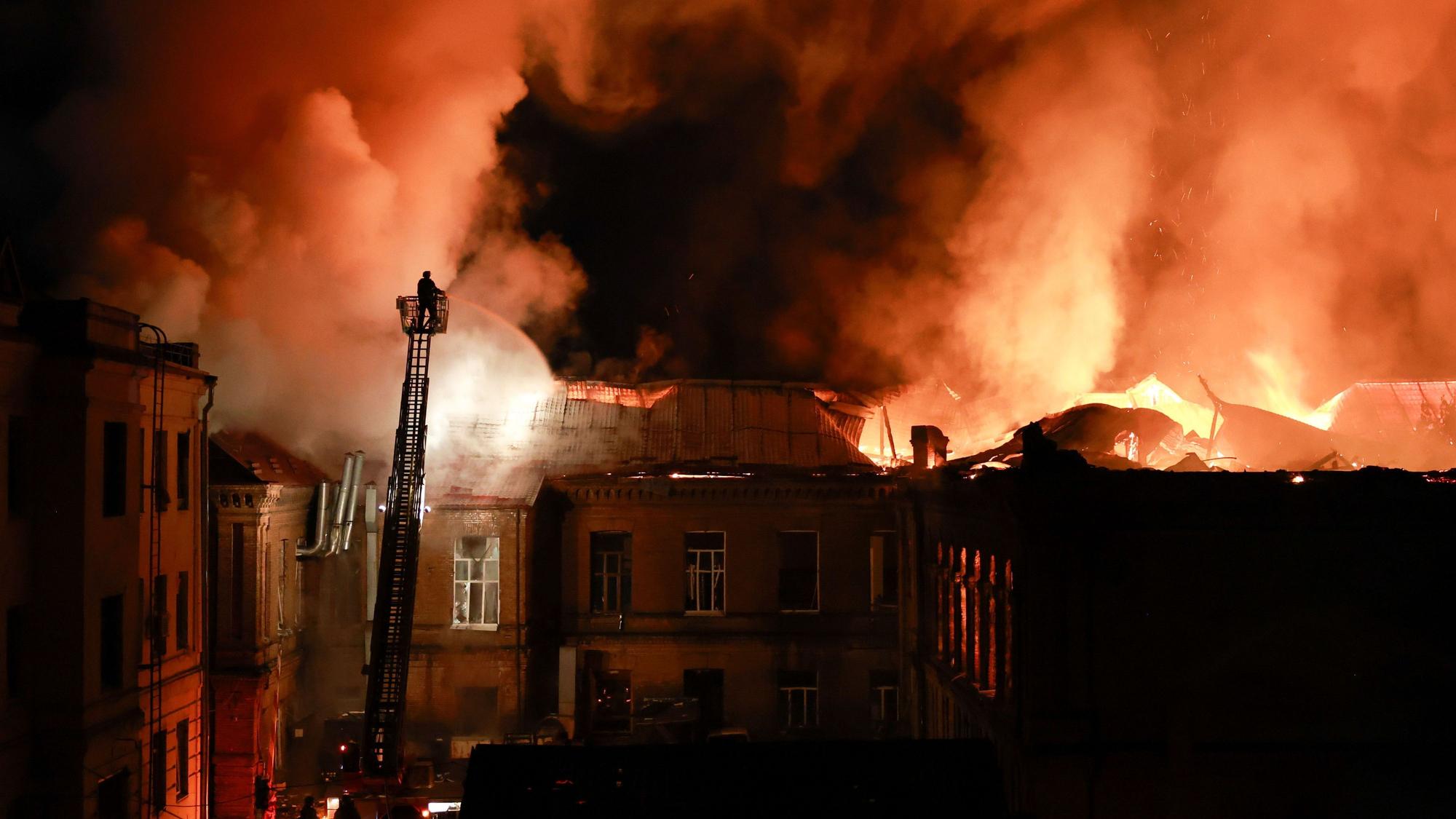 Rettungskräfte löschen einen Brand in dem 120 Jahre alten historischen Gebäude der Nationalen Universität Saporischschja nach einem russischen Drohnenangriff.