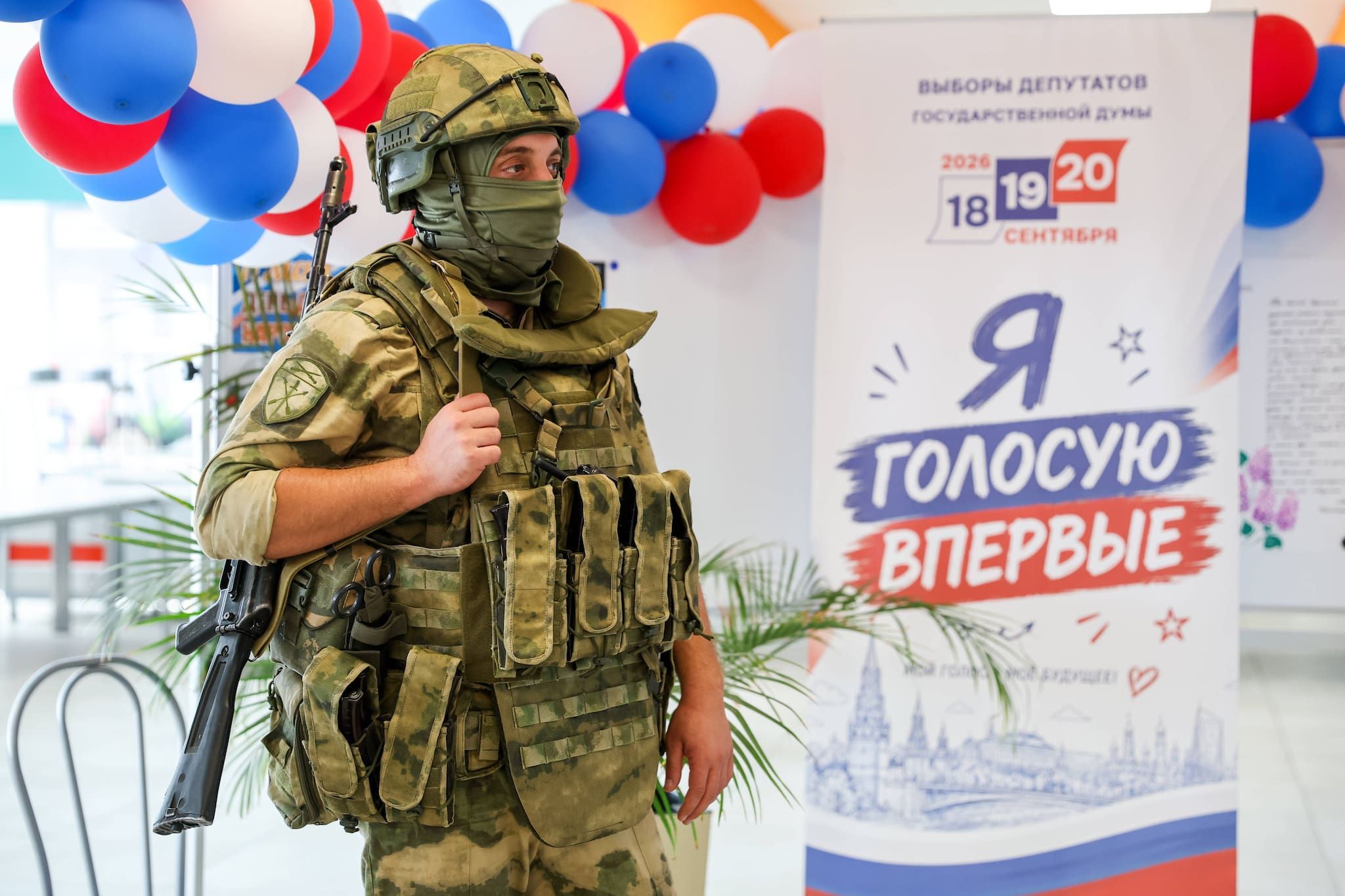 Ein Soldat als Wahlbüro-Aufpasser in einem russisch besetzten Gebiet in der Ukraine: Putins Partei hat die nicht nach demokratischen Standards abgelaufene Abstimmung wie erwartet gewonnen.
