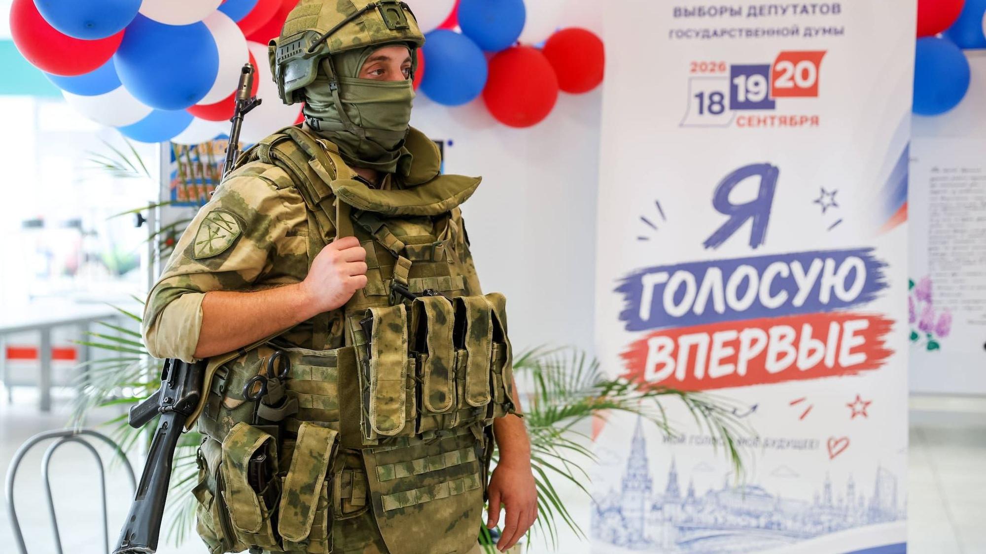 Ein Soldat als Wahlbüro-Aufpasser in einem russisch besetzten Gebiet in der Ukraine: Putins Partei hat die nicht nach demokratischen Standards abgelaufene Abstimmung wie erwartet gewonnen.