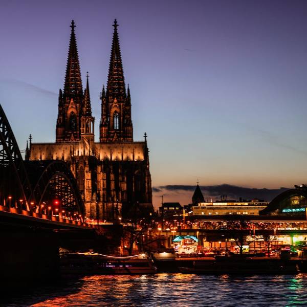 Blick auf den Dom von der Hohenzollernbrücke bei Nacht. (Symbolbild)