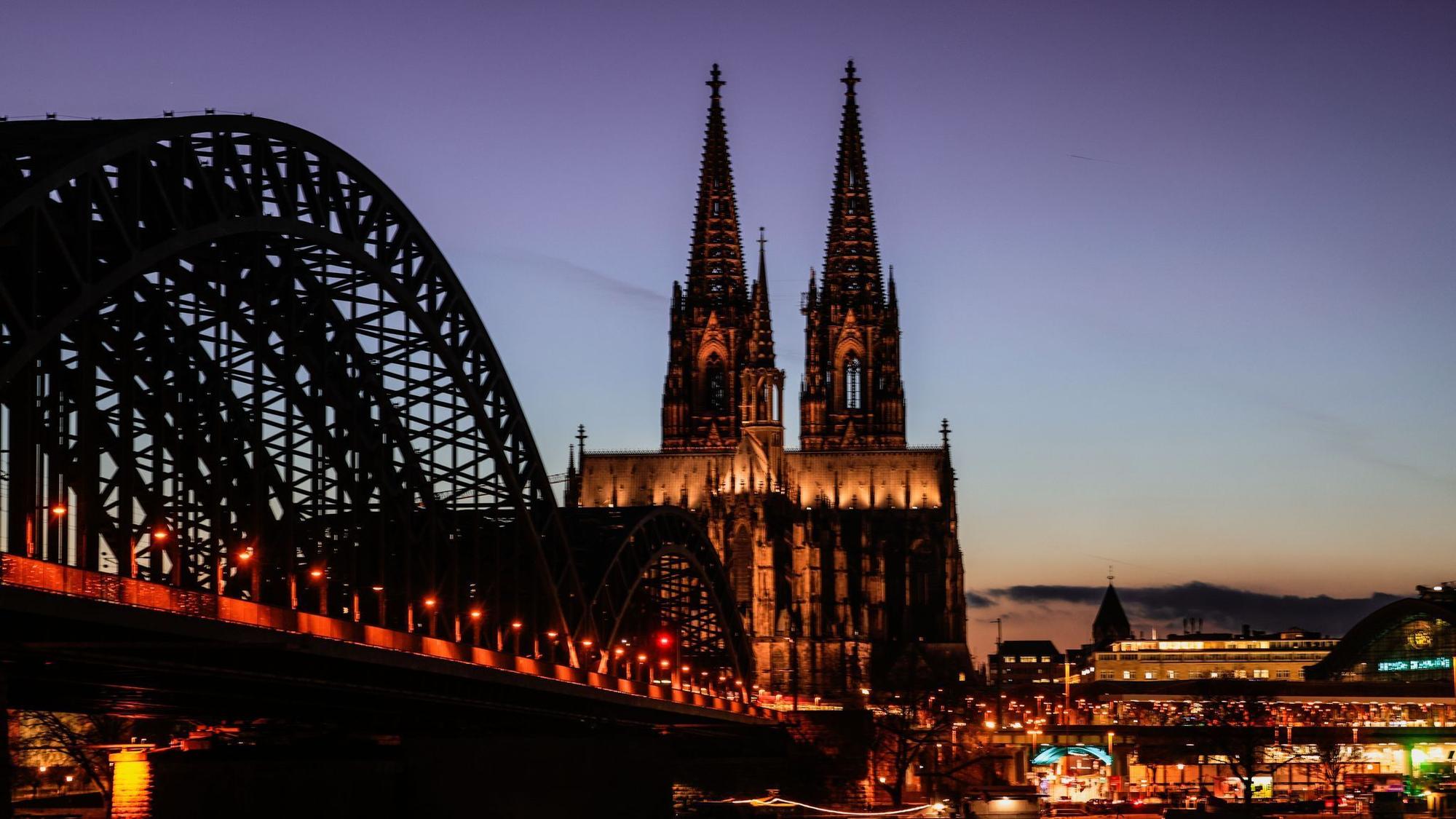 Blick auf den Dom von der Hohenzollernbrücke bei Nacht. (Symbolbild)