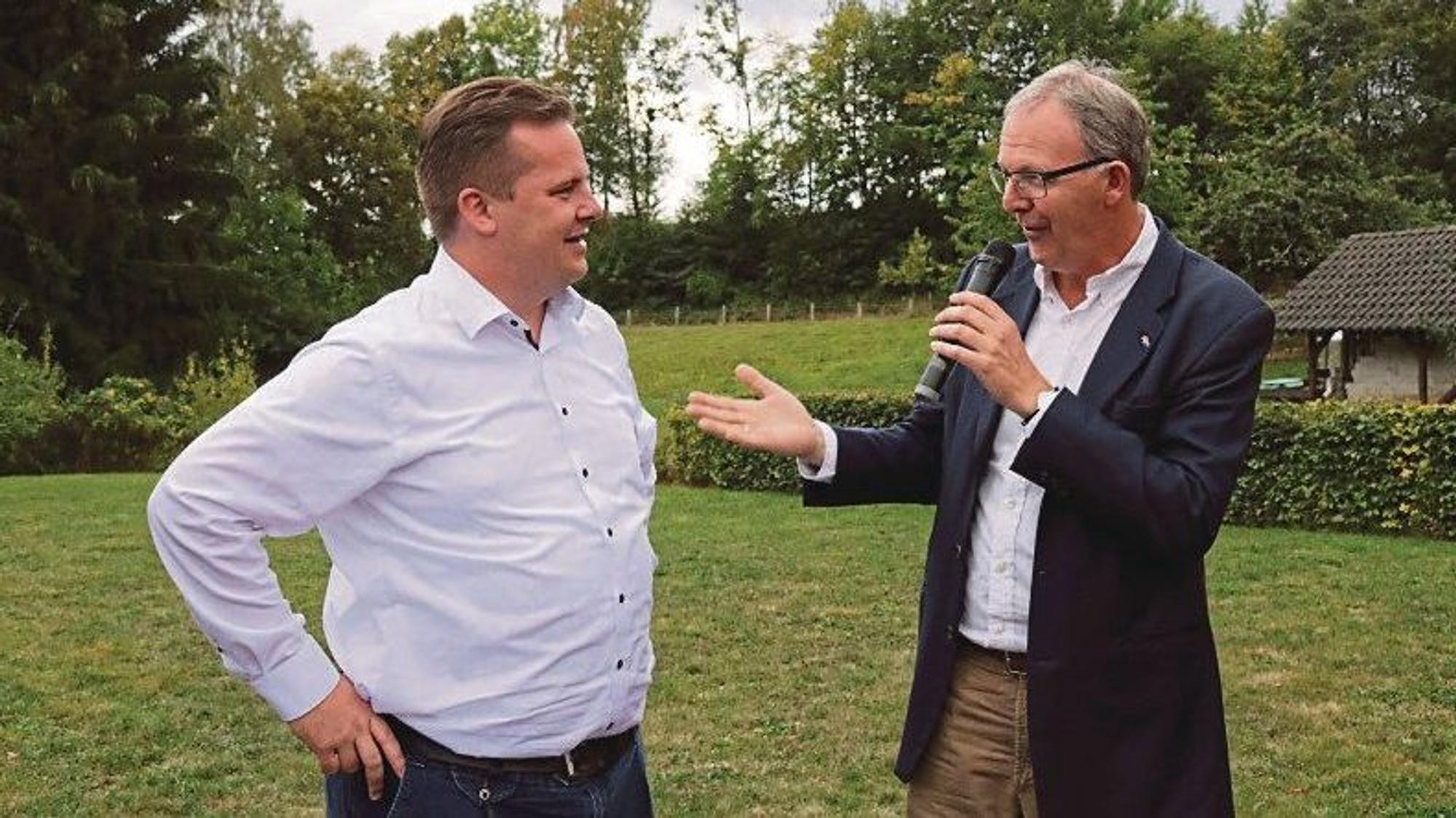 Im August 2019 traf Andreas Stolze den Europa-Abgeordneten Axel Voss. Da war sein Gewicht schon zweistellig aber noch mit Bauch.