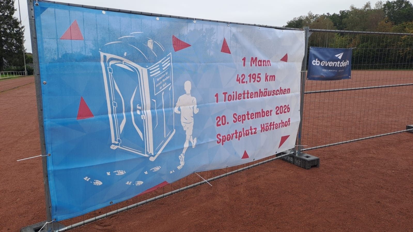 Ein Plakat auf dem Sportplatz wies auf die Aktion hin.