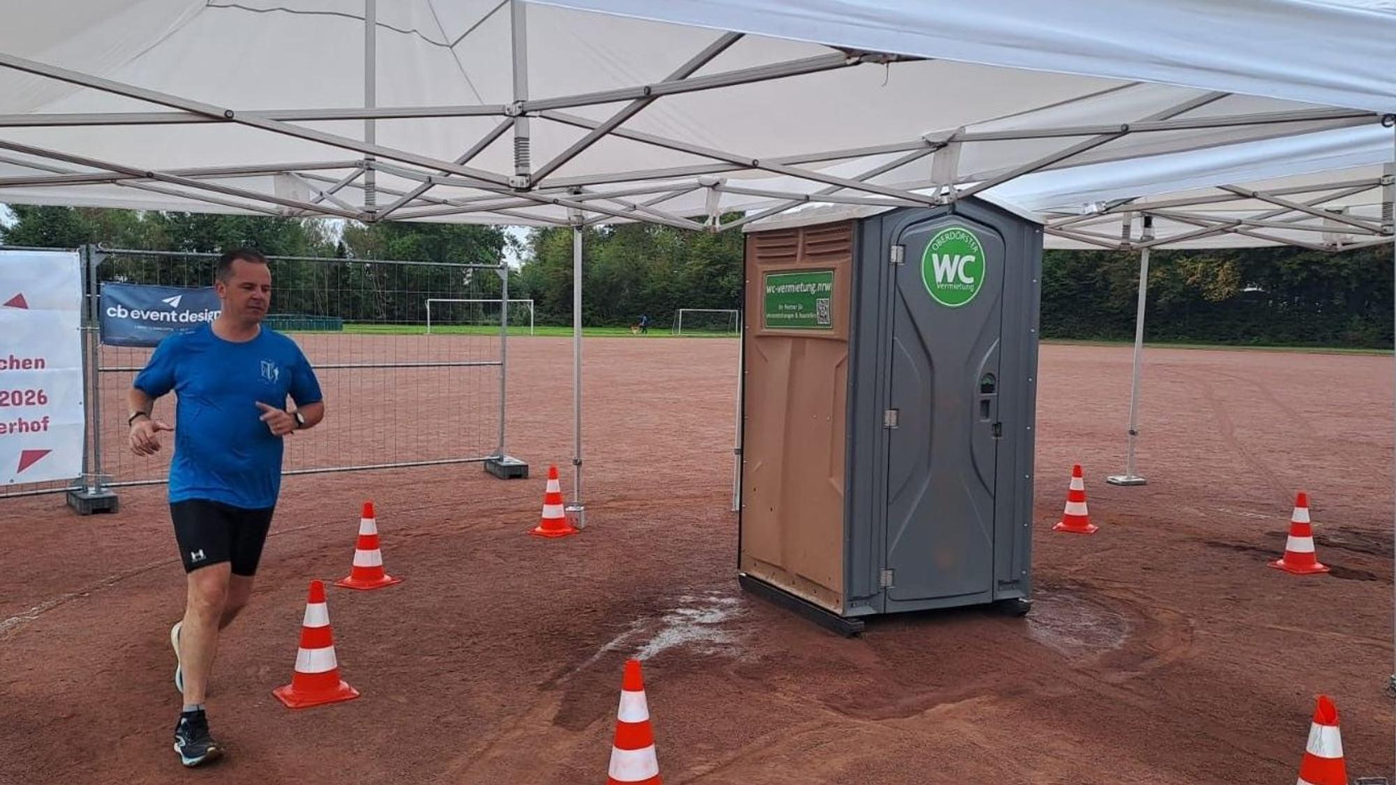 Auf dem Sportplatz Höfferhof in Neunkirchen-Seelscheid absolvierte Andreas Stolze die komplette Marathondistanz von 42,195 Kilometern auf einer nur rund 17 Meter langen Runde um ein Toilettenhäuschen. Insgesamt waren dafür 2.483 Runden notwendig.